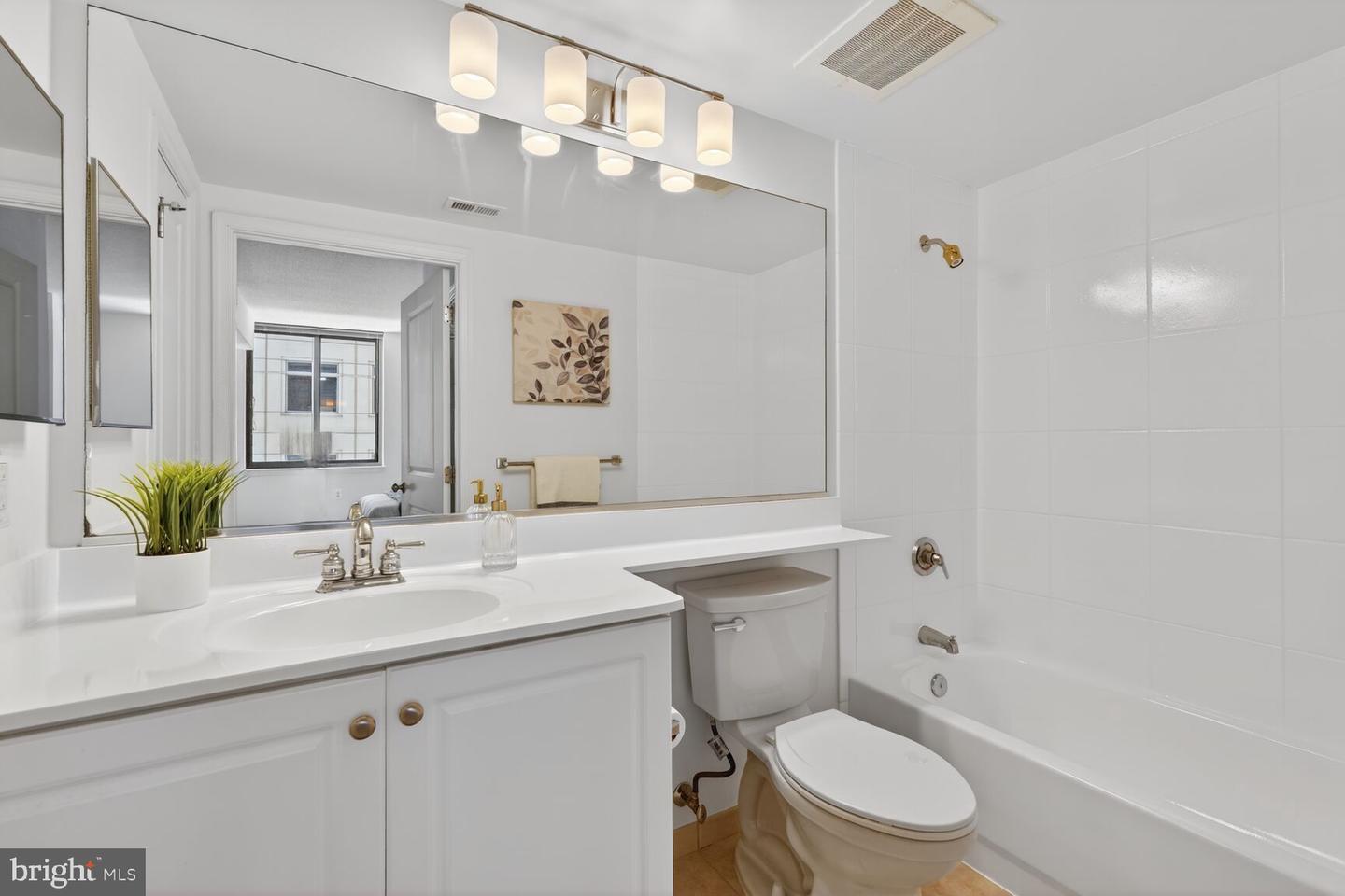 851 N GLEBE RD #817, ARLINGTON, Virginia 22203, 2 Bedrooms Bedrooms, ,2 BathroomsBathrooms,Residential,For sale,851 N GLEBE RD #817,VAAR2068076 MLS # VAAR2068076