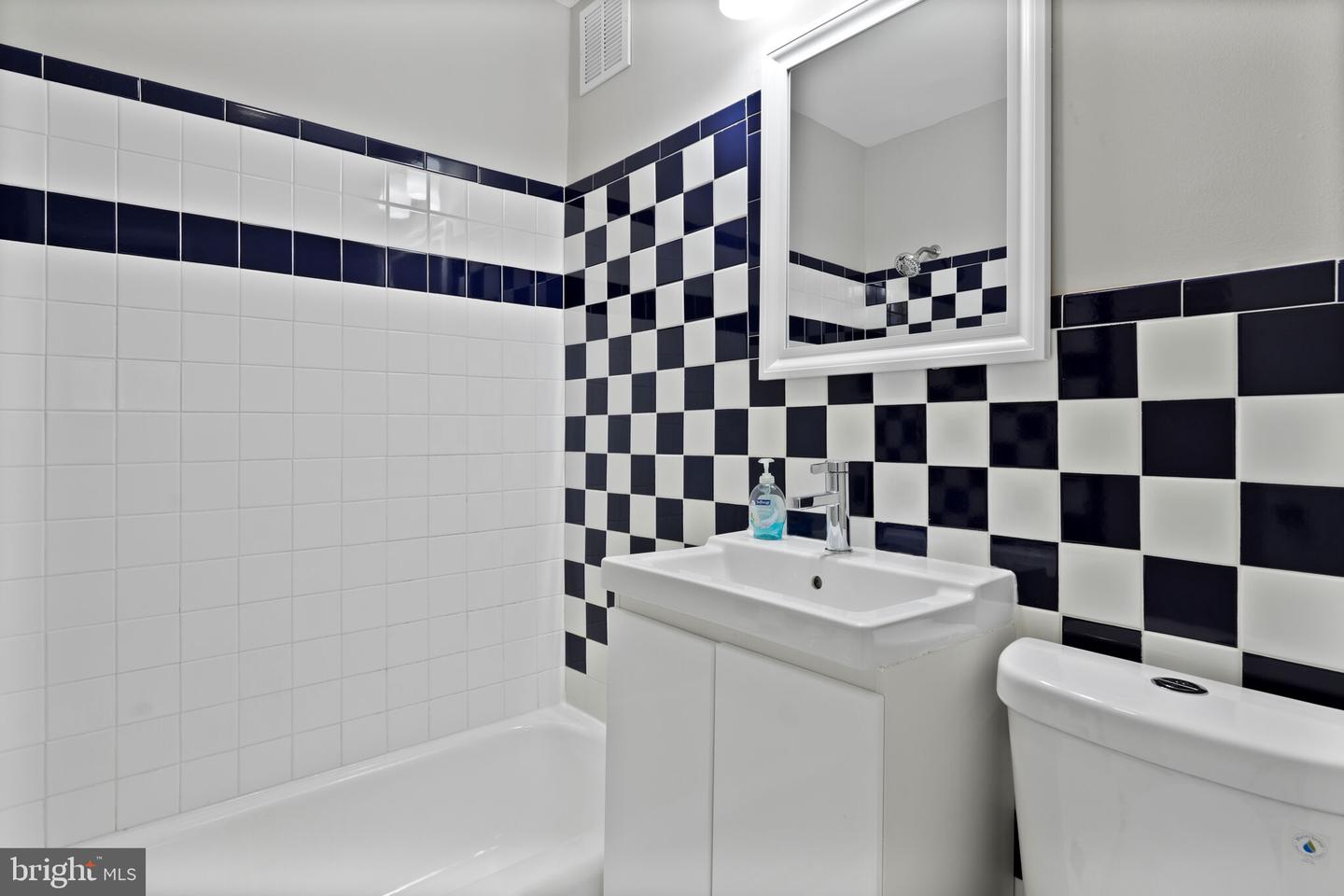 49 SKYHILL RD #201, ALEXANDRIA, Virginia 22314, 2 Bedrooms Bedrooms, ,2 BathroomsBathrooms,Residential,For sale,49 SKYHILL RD #201,VAAX2053622 MLS # VAAX2053622