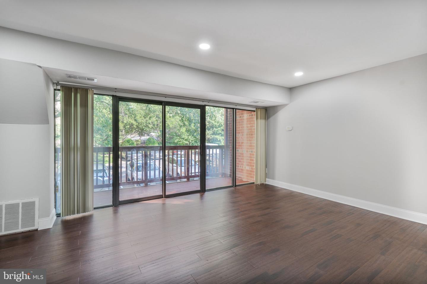 49 SKYHILL RD #201, ALEXANDRIA, Virginia 22314, 2 Bedrooms Bedrooms, ,2 BathroomsBathrooms,Residential,For sale,49 SKYHILL RD #201,VAAX2053622 MLS # VAAX2053622