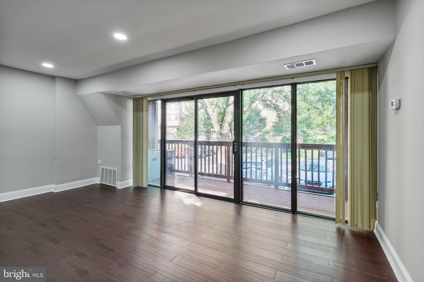 49 SKYHILL RD #201, ALEXANDRIA, Virginia 22314, 2 Bedrooms Bedrooms, ,2 BathroomsBathrooms,Residential,For sale,49 SKYHILL RD #201,VAAX2053622 MLS # VAAX2053622