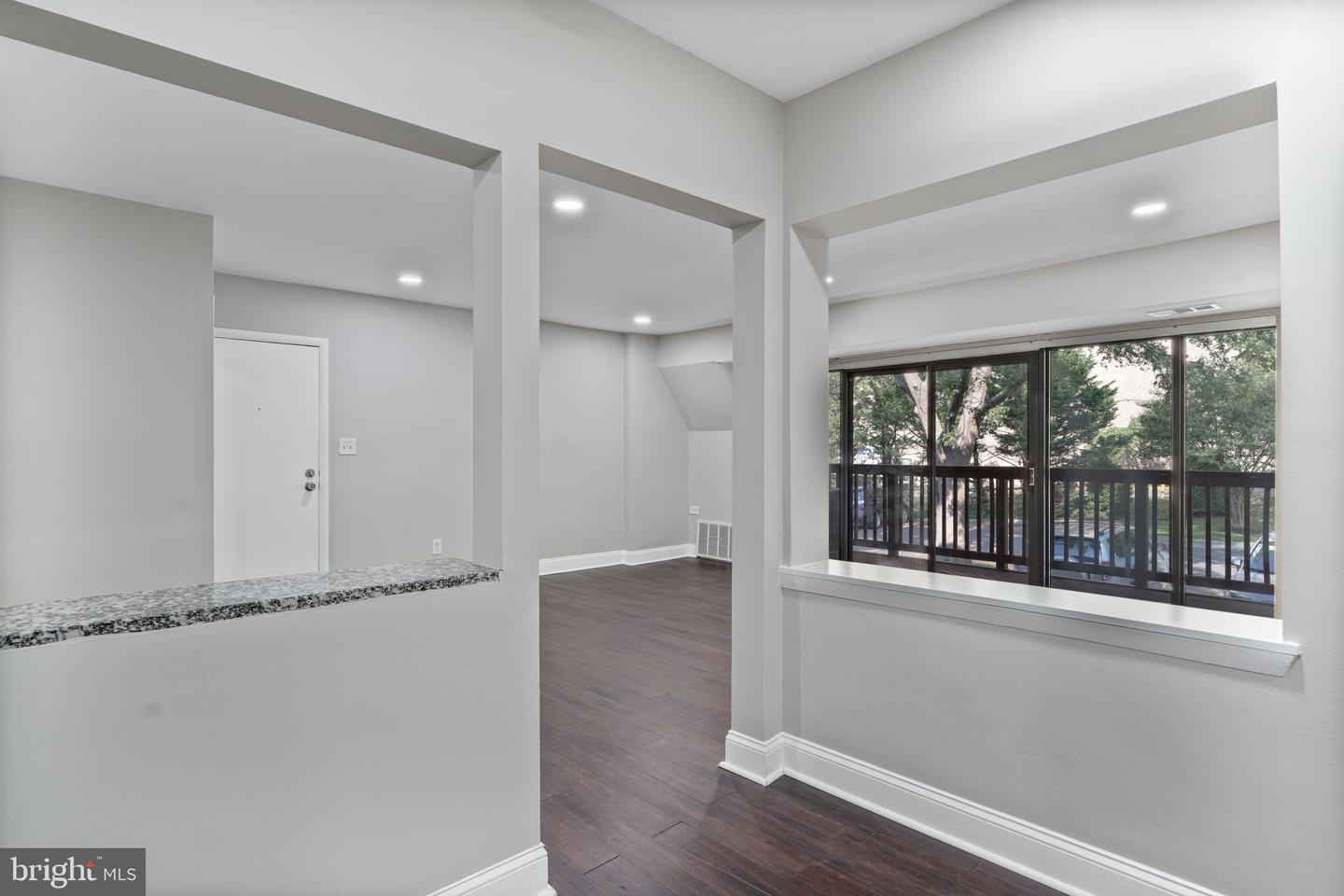 49 SKYHILL RD #201, ALEXANDRIA, Virginia 22314, 2 Bedrooms Bedrooms, ,2 BathroomsBathrooms,Residential,For sale,49 SKYHILL RD #201,VAAX2053622 MLS # VAAX2053622