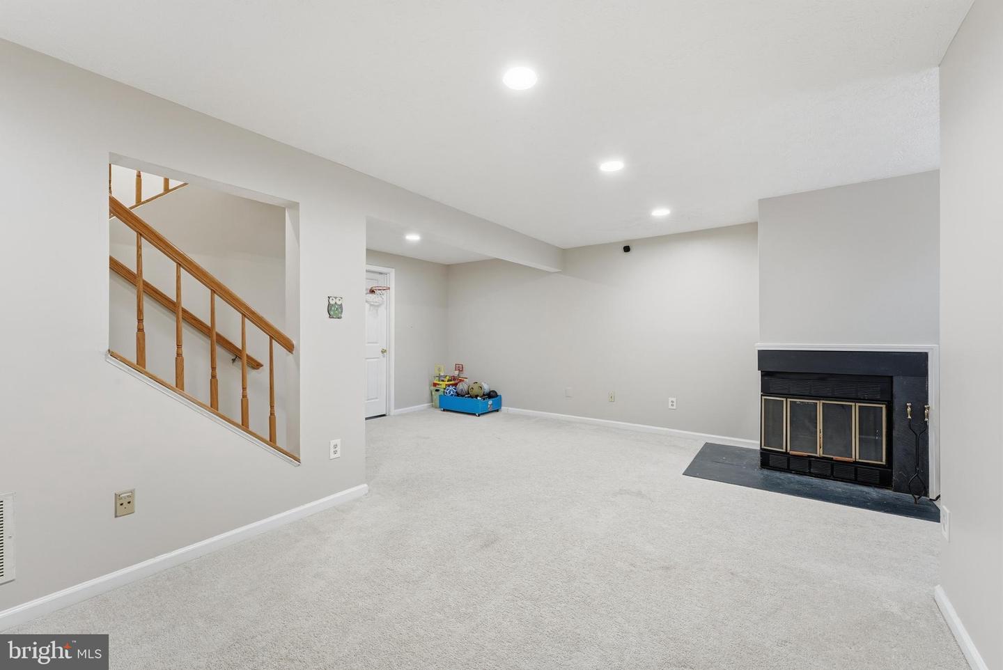 5826 WESTWATER CT, CENTREVILLE, Virginia 20121, 3 Bedrooms Bedrooms, 7 Rooms Rooms,2 BathroomsBathrooms,Residential,For sale,5826 WESTWATER CT,VAFX2286954 MLS # VAFX2286954