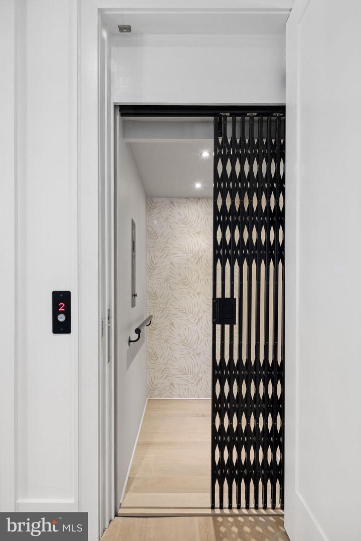 1565 FOREST VILLA LN, MCLEAN, Virginia 22101, 6 Bedrooms Bedrooms, ,6 BathroomsBathrooms,Residential,For sale,1565 FOREST VILLA LN,VAFX2287756 MLS # VAFX2287756