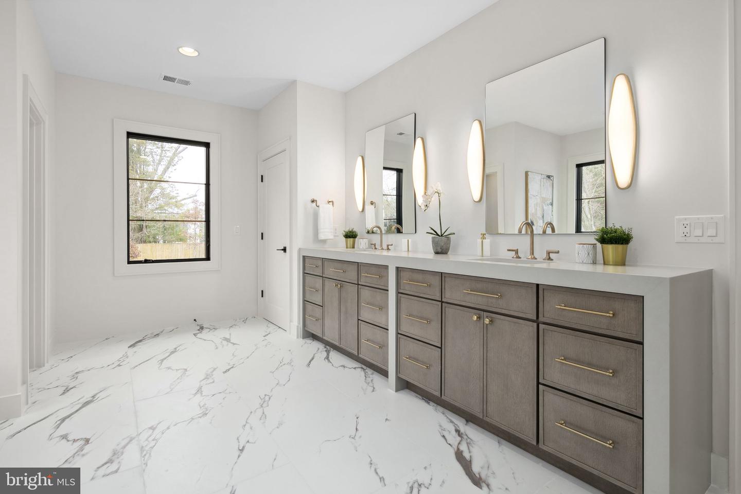 1565 FOREST VILLA LN, MCLEAN, Virginia 22101, 6 Bedrooms Bedrooms, ,6 BathroomsBathrooms,Residential,For sale,1565 FOREST VILLA LN,VAFX2287756 MLS # VAFX2287756