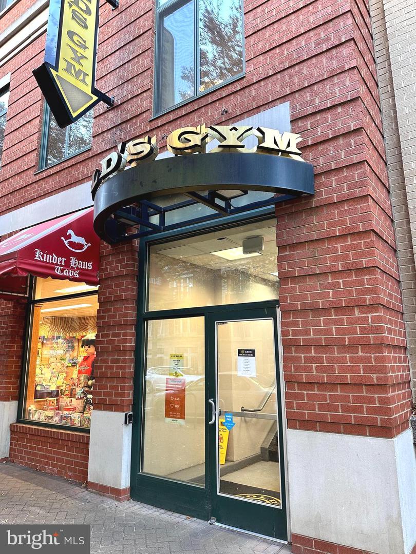 1201 N GARFIELD ST #204, ARLINGTON, Virginia 22201, 2 Bedrooms Bedrooms, ,1 BathroomBathrooms,Residential,For sale,1201 N GARFIELD ST #204,VAAR2068228 MLS # VAAR2068228