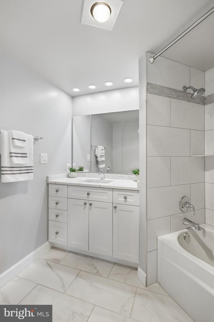 3101 N HAMPTON DR #718, ALEXANDRIA, Virginia 22302, 2 Bedrooms Bedrooms, ,2 BathroomsBathrooms,Residential,For sale,3101 N HAMPTON DR #718,VAAX2053638 MLS # VAAX2053638