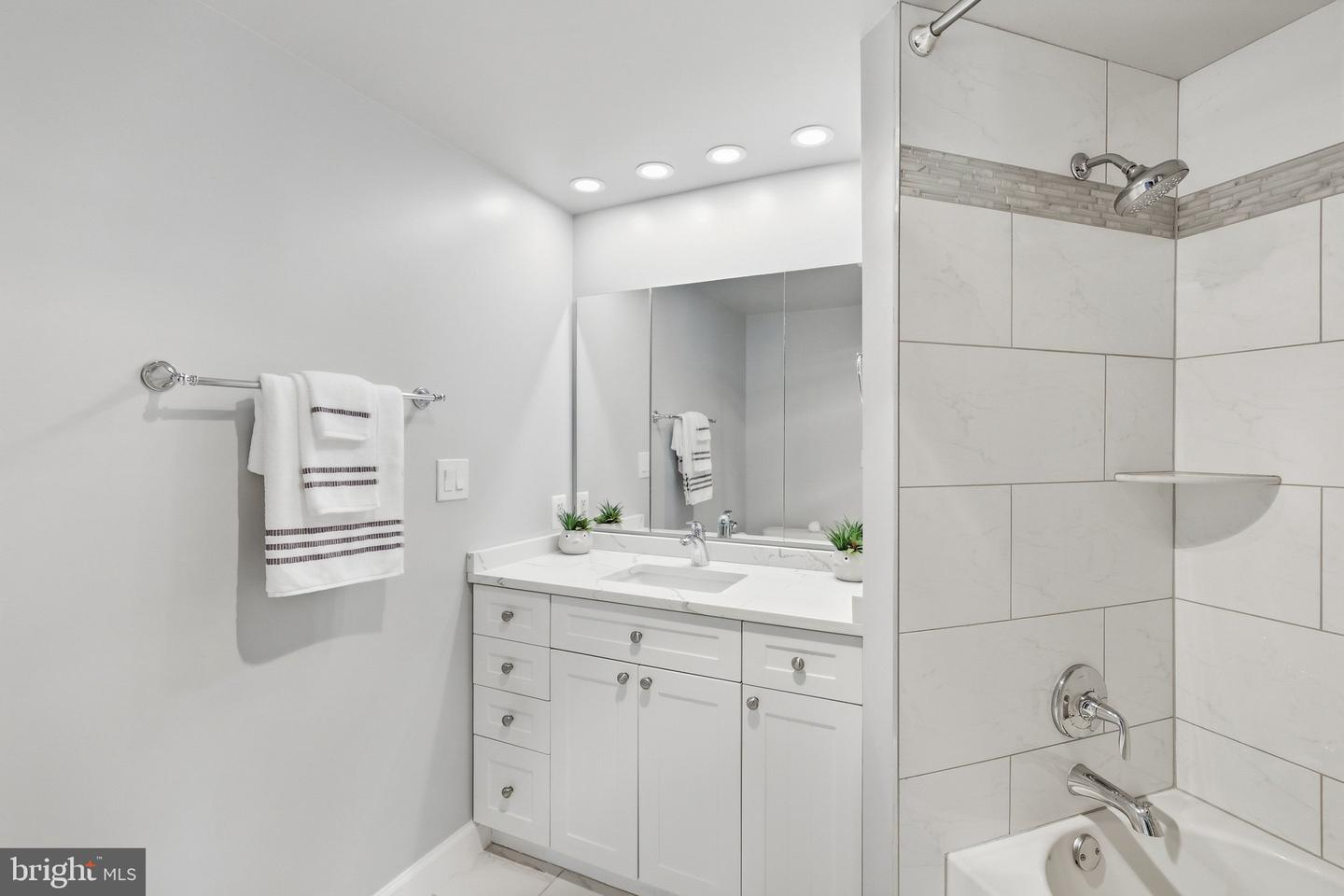 3101 N HAMPTON DR #718, ALEXANDRIA, Virginia 22302, 2 Bedrooms Bedrooms, ,2 BathroomsBathrooms,Residential,For sale,3101 N HAMPTON DR #718,VAAX2053638 MLS # VAAX2053638