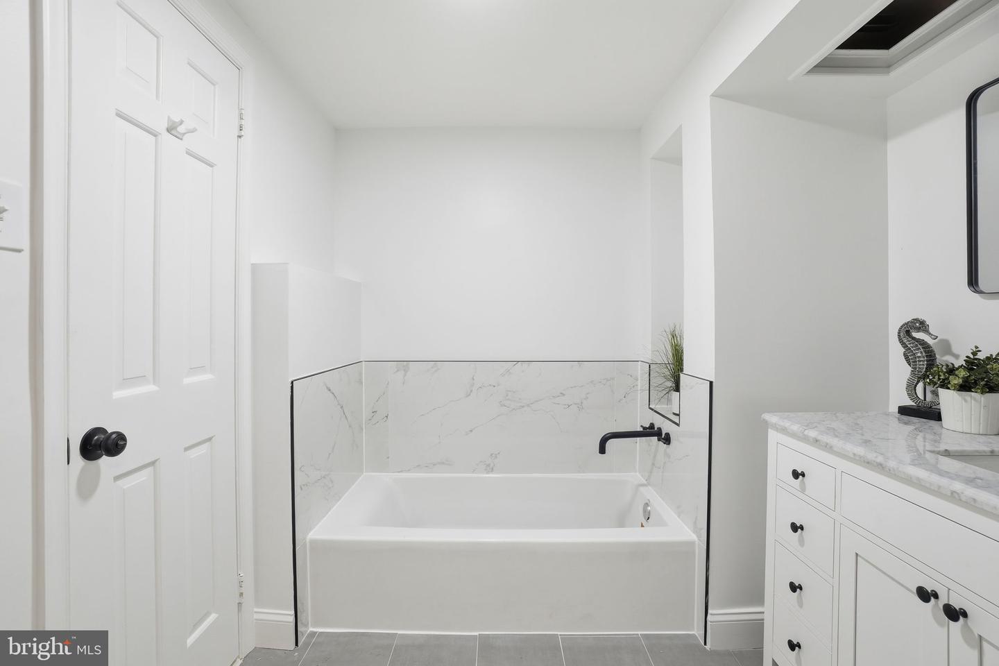 700 NEW HAMPSHIRE AVE NW #609, WASHINGTON, District Of Columbia 20037, 1 Bedroom Bedrooms, ,2 BathroomsBathrooms,Residential,For sale,700 NEW HAMPSHIRE AVE NW #609,DCDC2243808 MLS # DCDC2243808