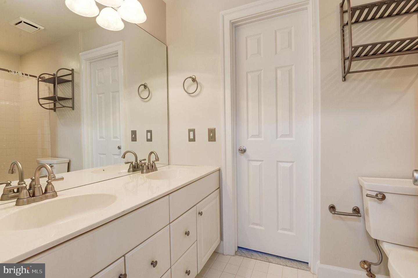 11913 CHAMPION LAKE CT, HERNDON, Virginia 20170, 4 Bedrooms Bedrooms, 12 Rooms Rooms,3 BathroomsBathrooms,Residential,For sale,11913 CHAMPION LAKE CT,VAFX2286234 MLS # VAFX2286234