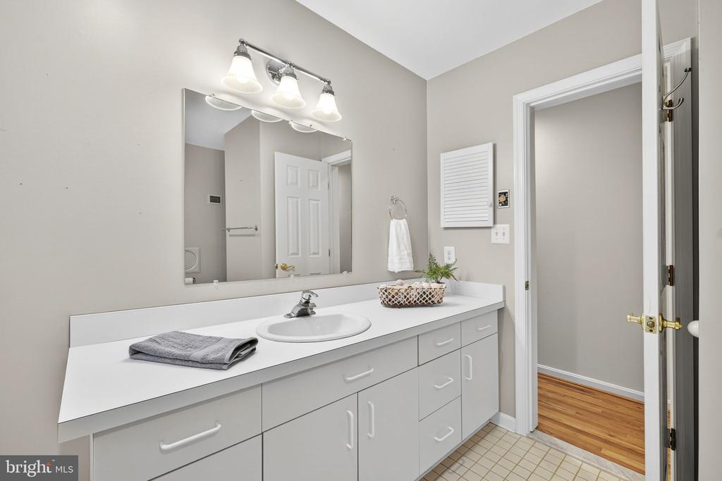 8423 LOCK LN, WARRENTON, Virginia 20186, 3 Bedrooms Bedrooms, ,3 BathroomsBathrooms,Residential,8423 LOCK LN,VAFQ2019994 MLS # VAFQ2019994