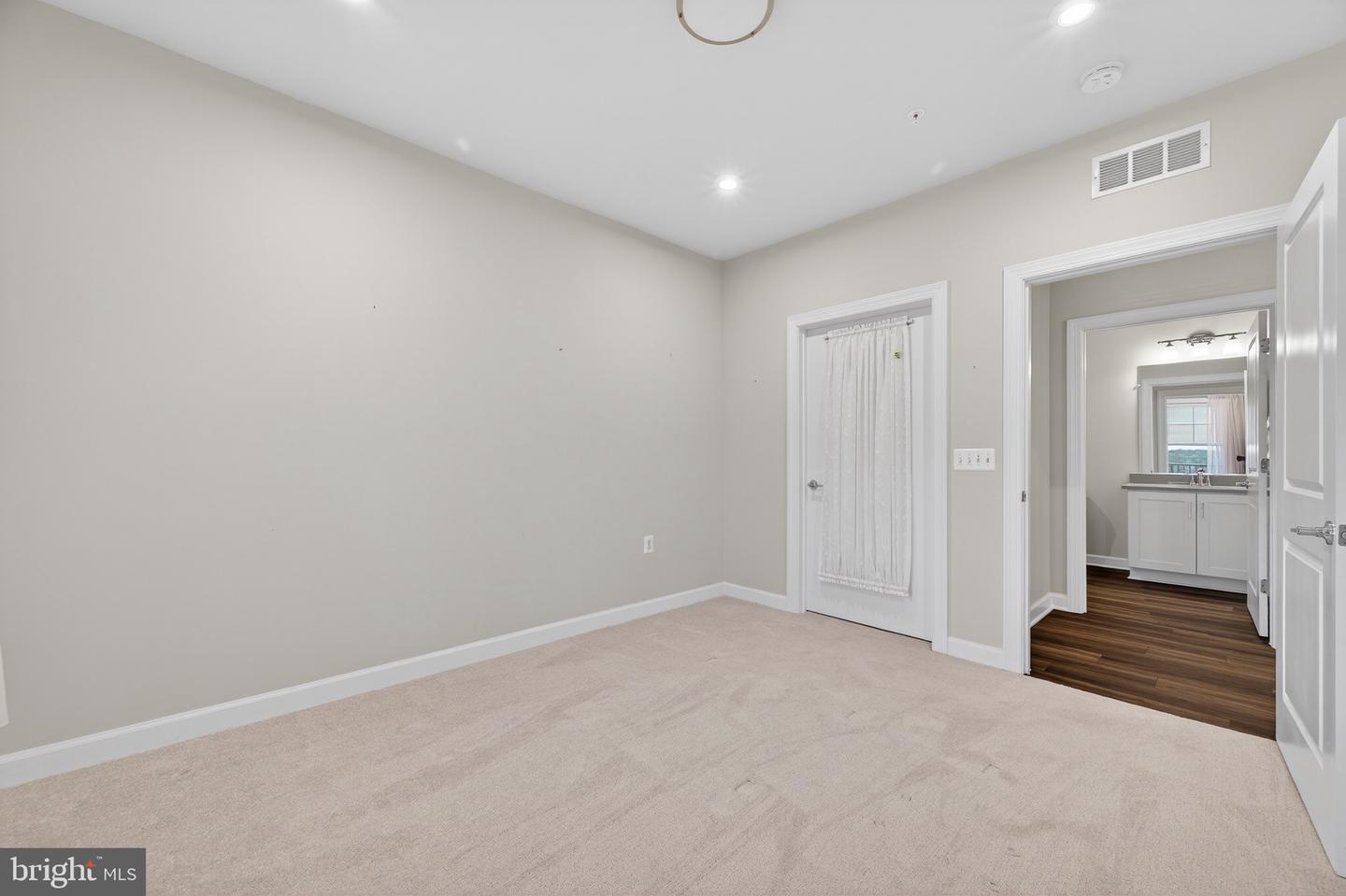 21630 HAWKSBILL HIGH CIR #403, STERLING, Virginia 20164, 2 Bedrooms Bedrooms, ,2 BathroomsBathrooms,Residential,For sale,21630 HAWKSBILL HIGH CIR #403,VALO2111258 MLS # VALO2111258