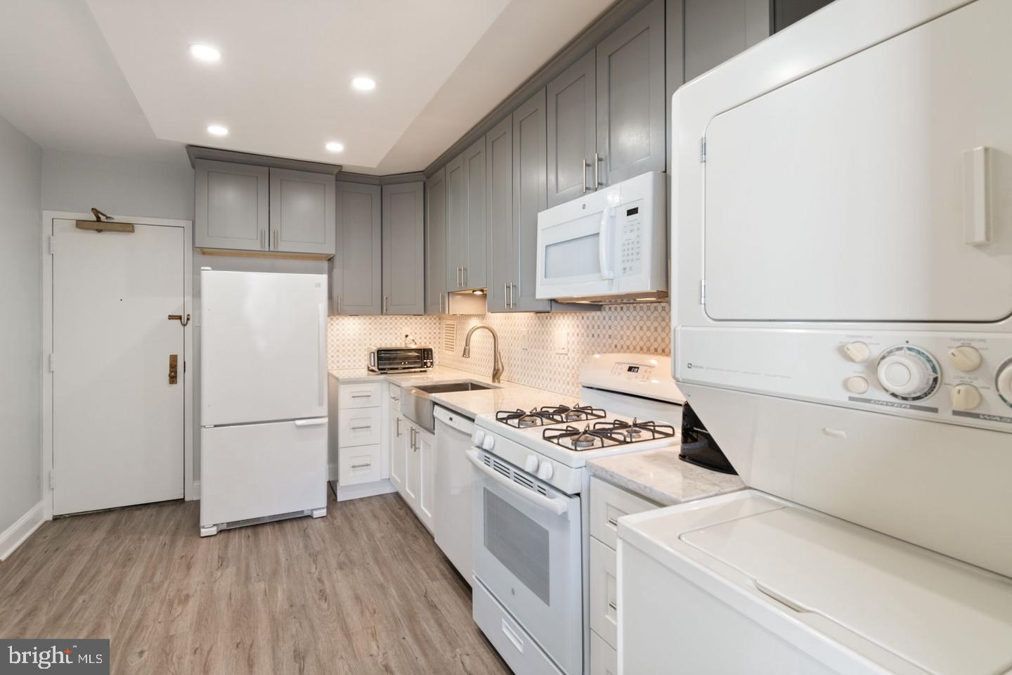 3705 S GEORGE MASON DR #2202S, FALLS CHURCH, Virginia 22041, 1 Bedroom Bedrooms, ,1 BathroomBathrooms,Residential,For sale,3705 S GEORGE MASON DR #2202S,VAFX2287630 MLS # VAFX2287630