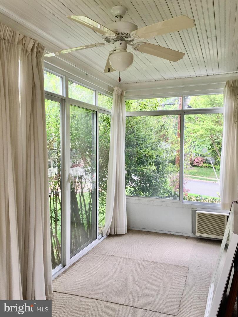 972 N QUANTICO ST, ARLINGTON, Virginia 22205, 2 Bedrooms Bedrooms, ,1 BathroomBathrooms,Residential,For sale,972 N QUANTICO ST,VAAR2068268 MLS # VAAR2068268