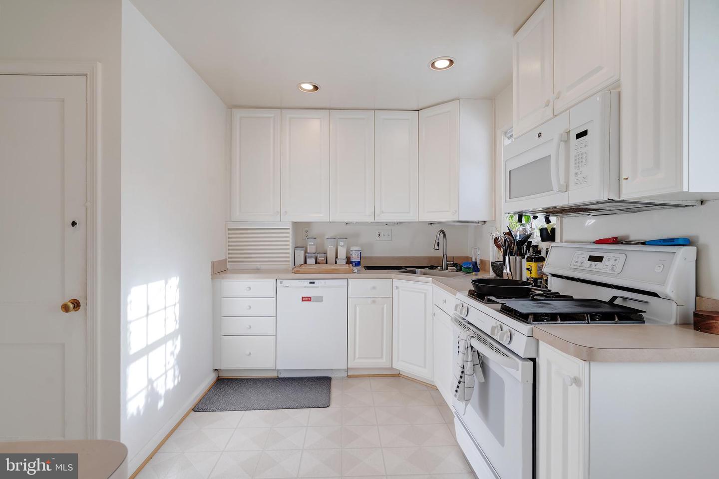 972 N QUANTICO ST, ARLINGTON, Virginia 22205, 2 Bedrooms Bedrooms, ,1 BathroomBathrooms,Residential,For sale,972 N QUANTICO ST,VAAR2068268 MLS # VAAR2068268