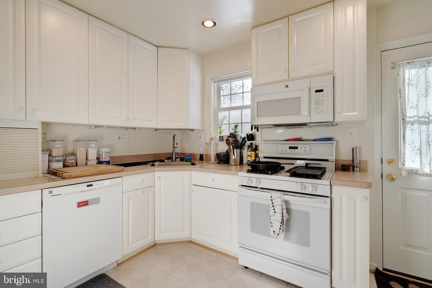 972 N QUANTICO ST, ARLINGTON, Virginia 22205, 2 Bedrooms Bedrooms, ,1 BathroomBathrooms,Residential,For sale,972 N QUANTICO ST,VAAR2068268 MLS # VAAR2068268