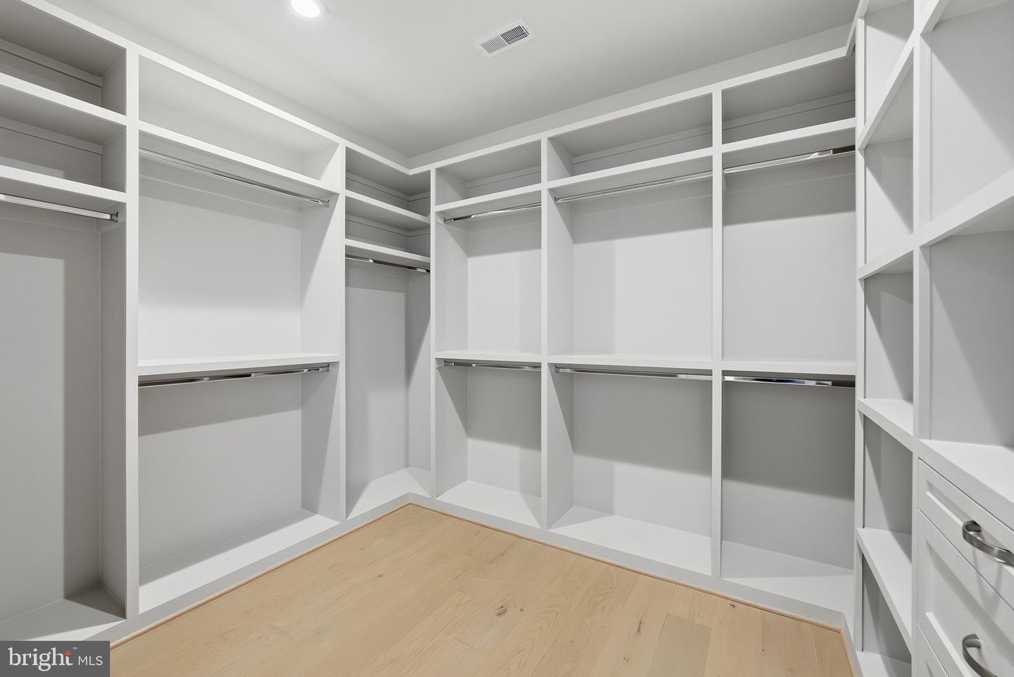 6816 DEAN DR, MCLEAN, Virginia 22101, 7 Bedrooms Bedrooms, ,6 BathroomsBathrooms,Residential,For sale,6816 DEAN DR,VAFX2288074 MLS # VAFX2288074