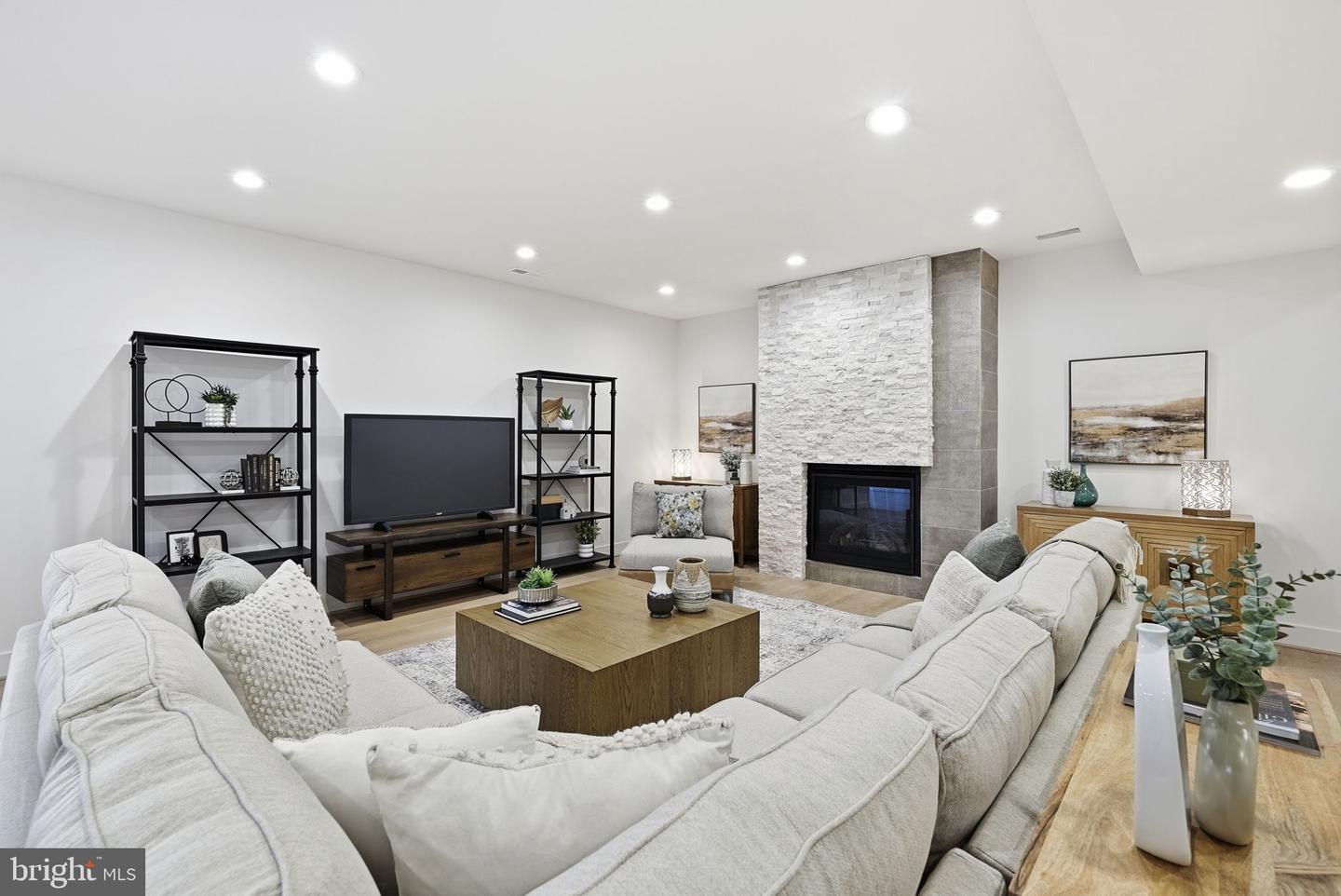 6816 DEAN DR, MCLEAN, Virginia 22101, 7 Bedrooms Bedrooms, ,6 BathroomsBathrooms,Residential,For sale,6816 DEAN DR,VAFX2288074 MLS # VAFX2288074