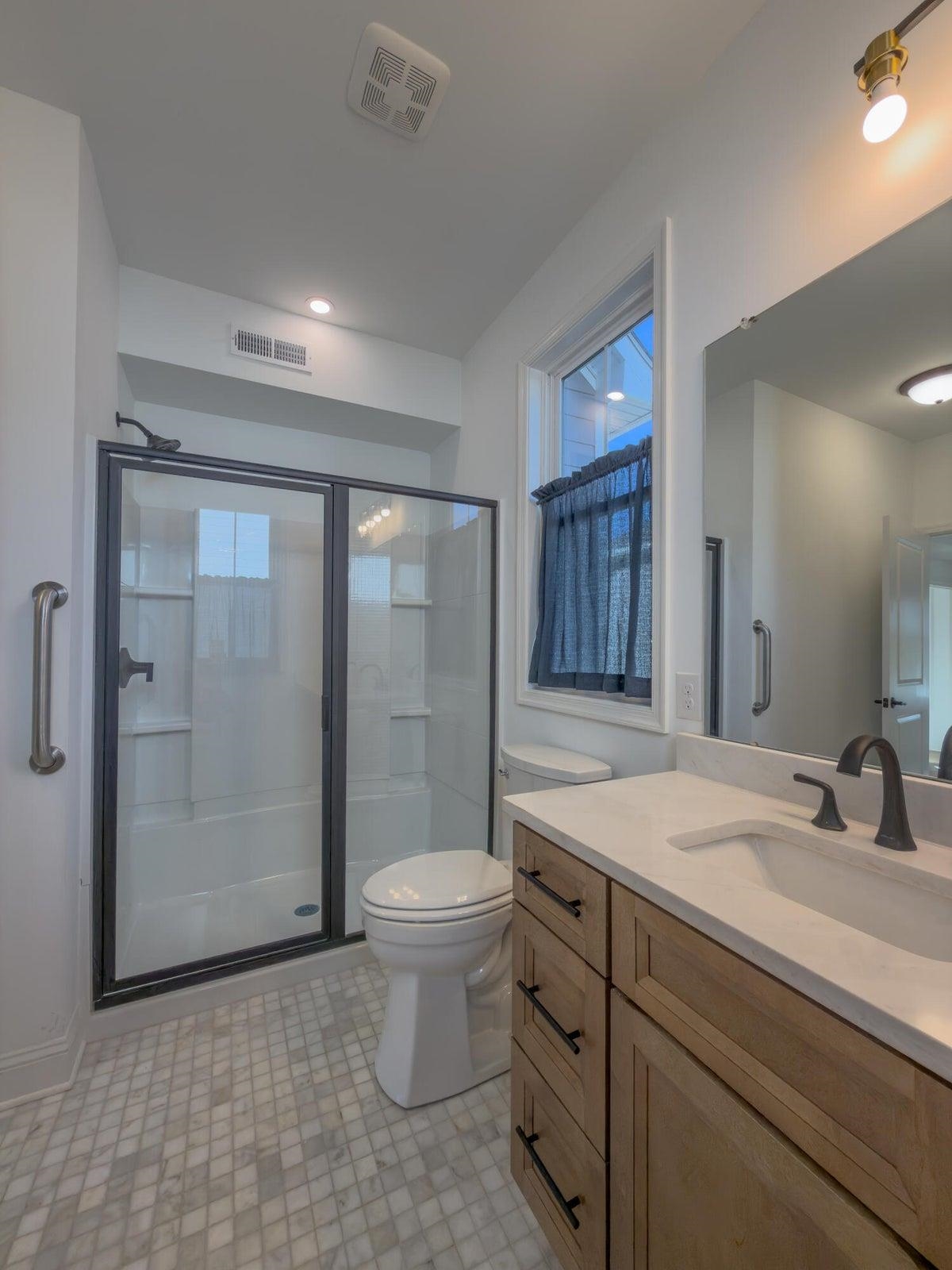 Spacious walk-in shower!! Spacious walk-in shower!!