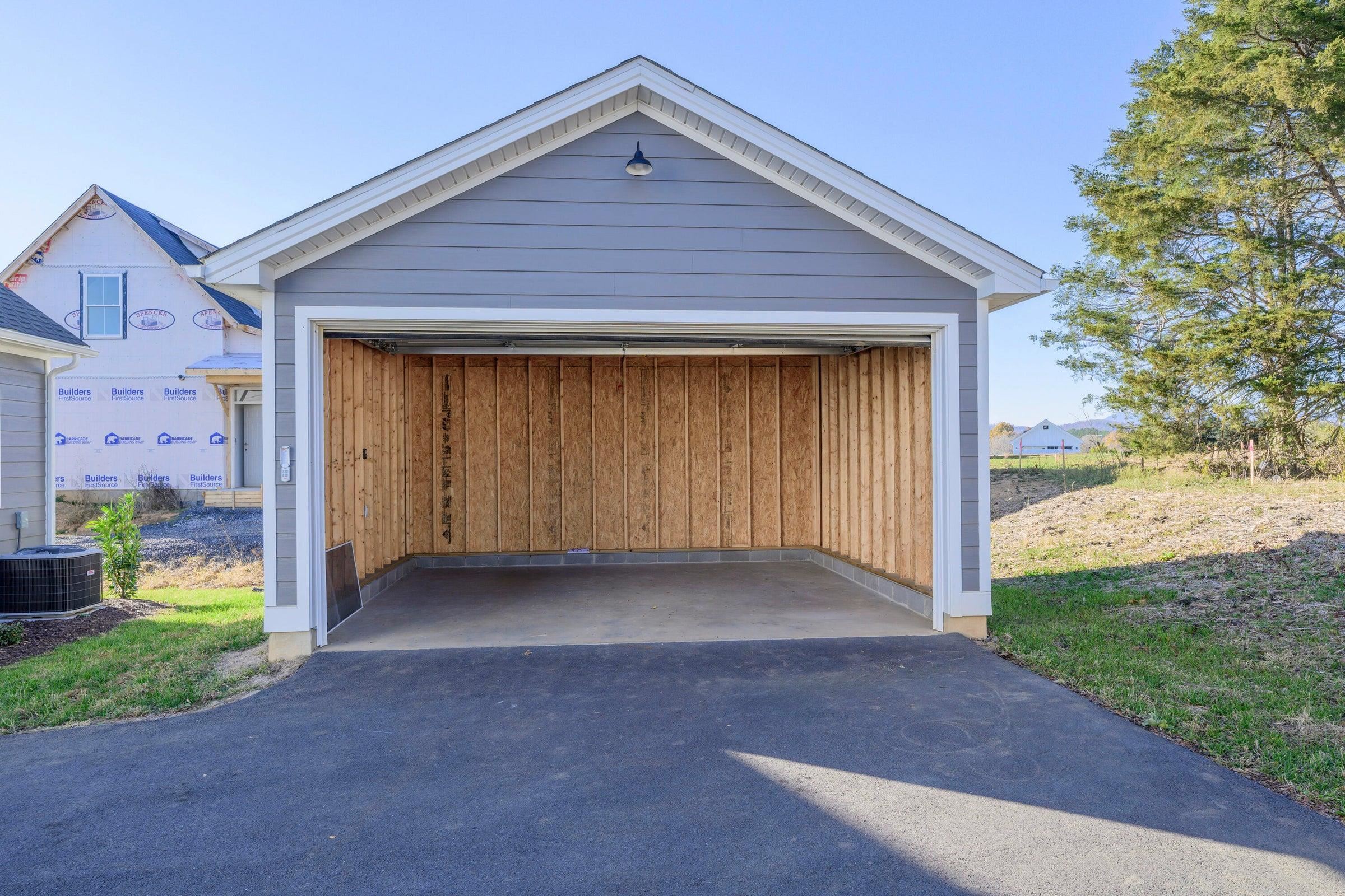 Lots of space for your car, storage and a workshop! Lots of space for your car, storage and a workshop!