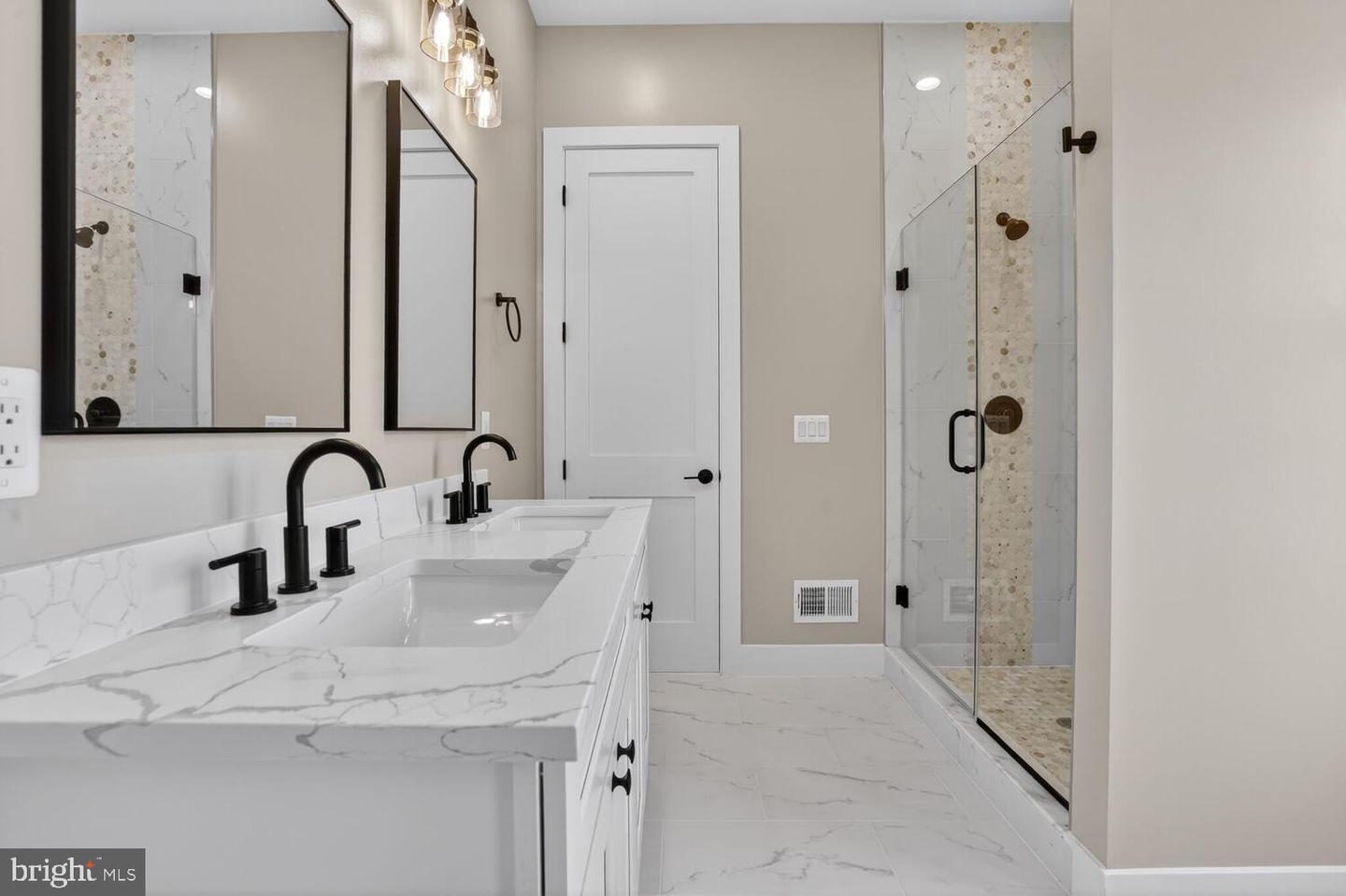 29 ROCK ISLAND RIDGE, LAKE ANNA, MINERAL, Virginia 23117, 6 Bedrooms Bedrooms, ,4 BathroomsBathrooms,Residential,For sale,29 ROCK ISLAND RIDGE, LAKE ANNA,VALA2009138 MLS # VALA2009138