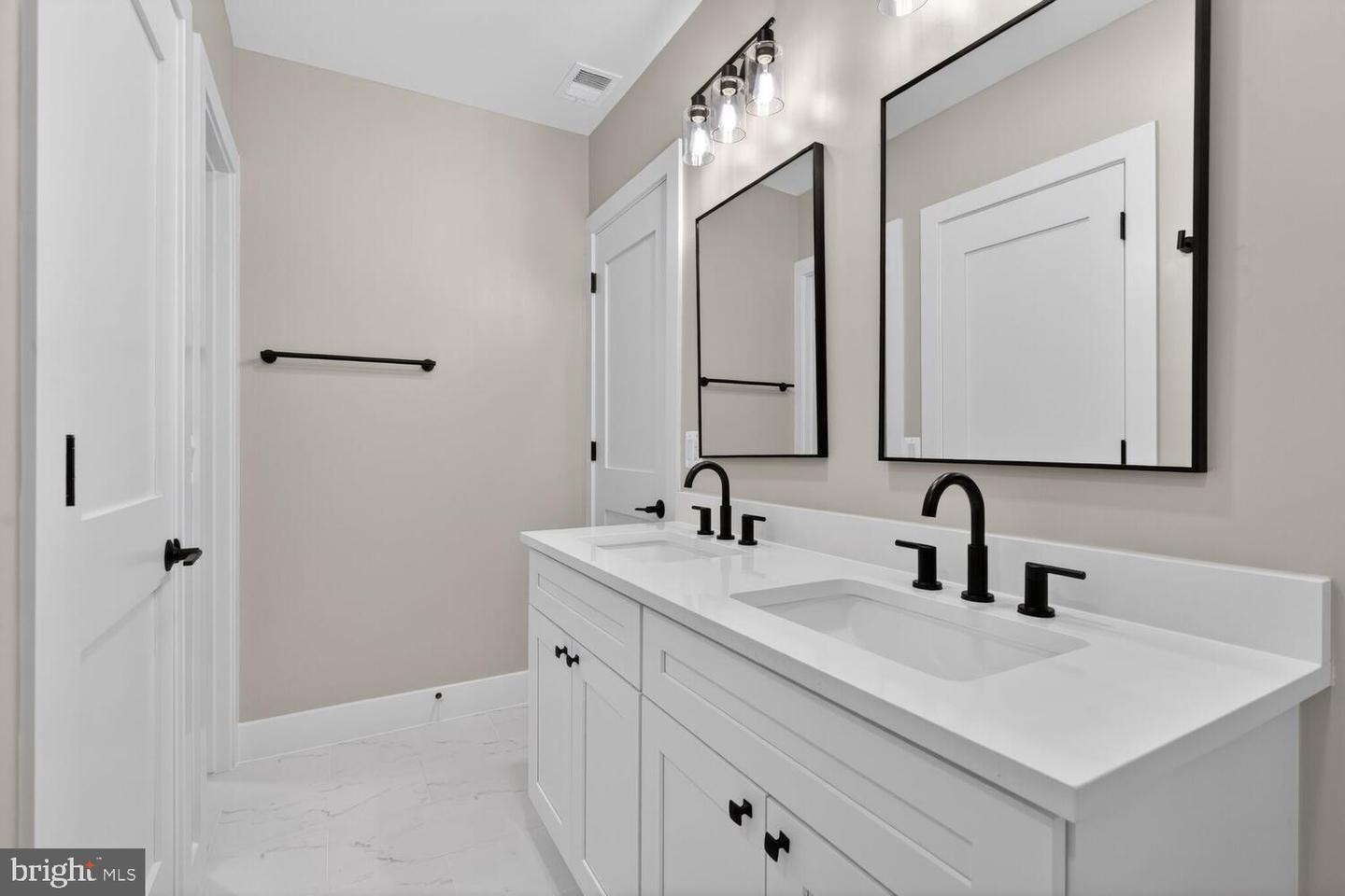 29 ROCK ISLAND RIDGE, LAKE ANNA, MINERAL, Virginia 23117, 6 Bedrooms Bedrooms, ,4 BathroomsBathrooms,Residential,For sale,29 ROCK ISLAND RIDGE, LAKE ANNA,VALA2009138 MLS # VALA2009138