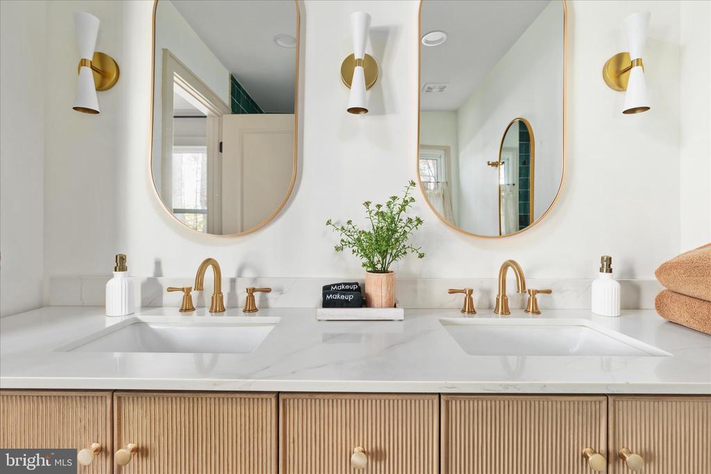 4386 LAKEWOOD DR, WARRENTON, Virginia, 4 Bedrooms Bedrooms, ,3 BathroomsBathrooms,Residential,4386 LAKEWOOD DR,VAFQ2020304 MLS # VAFQ2020304