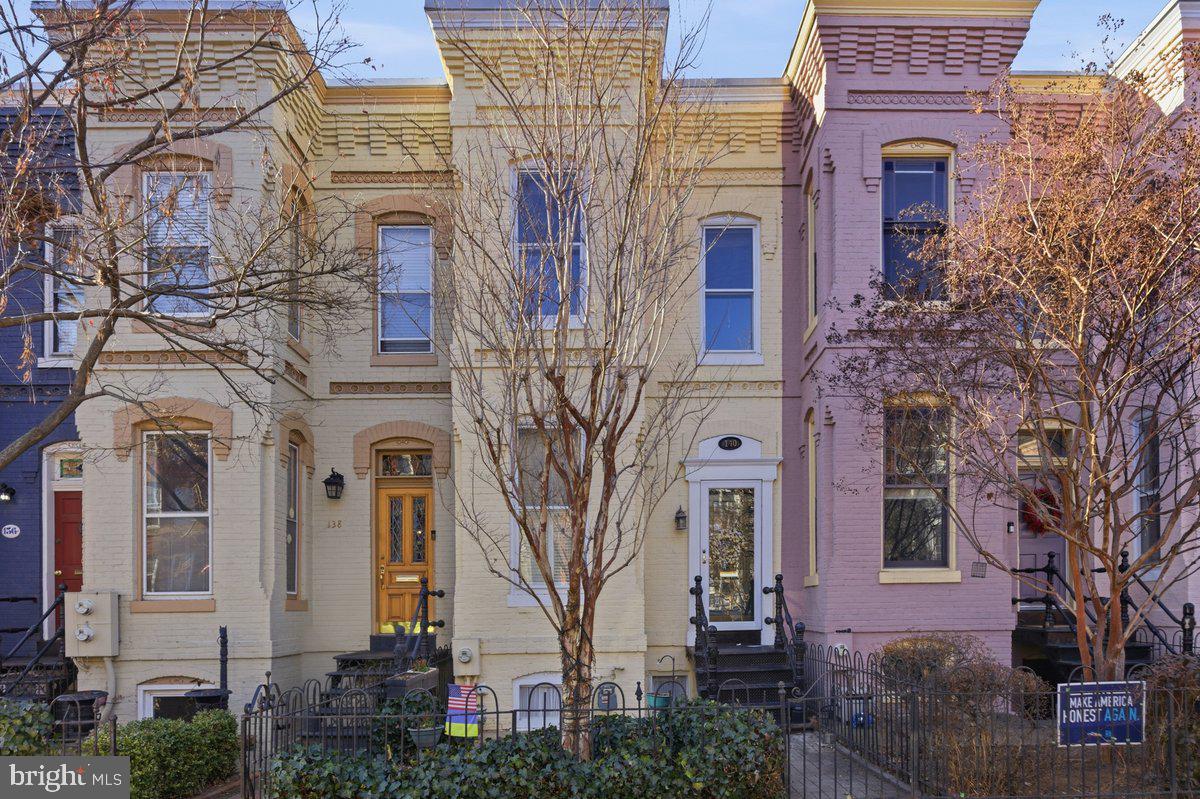 140 11TH ST NE, WASHINGTON, District Of Columbia 20002, 4 Bedrooms Bedrooms, ,2 BathroomsBathrooms,Residential,For sale,140 11TH ST NE,DCDC2223928 MLS # DCDC2223928