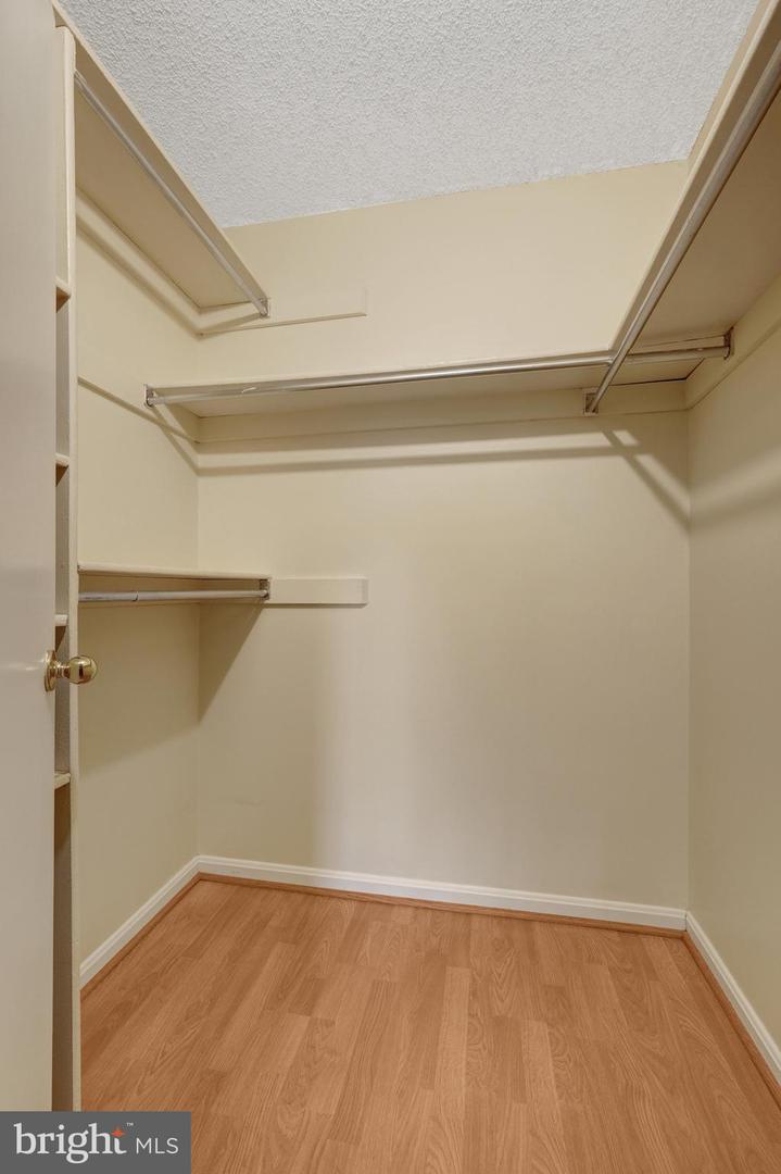 10208 BUSHMAN DR #422, OAKTON, Virginia 22124, 1 Bedroom Bedrooms, ,1 BathroomBathrooms,Residential,For sale,10208 BUSHMAN DR #422,VAFX2267944 MLS # VAFX2267944