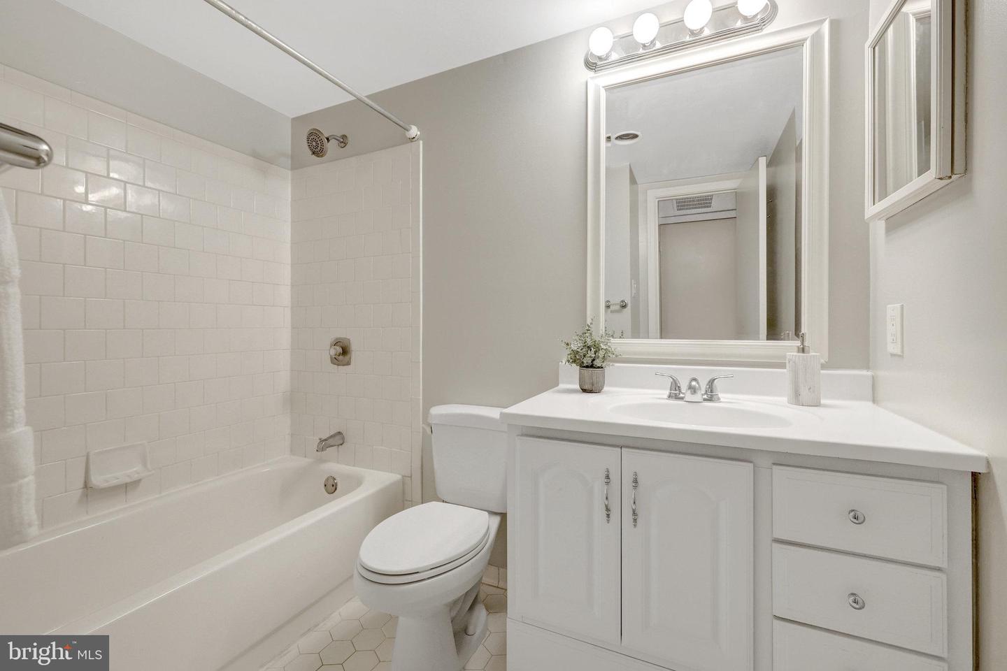 10208 BUSHMAN DR #422, OAKTON, Virginia 22124, 1 Bedroom Bedrooms, ,1 BathroomBathrooms,Residential,For sale,10208 BUSHMAN DR #422,VAFX2267944 MLS # VAFX2267944