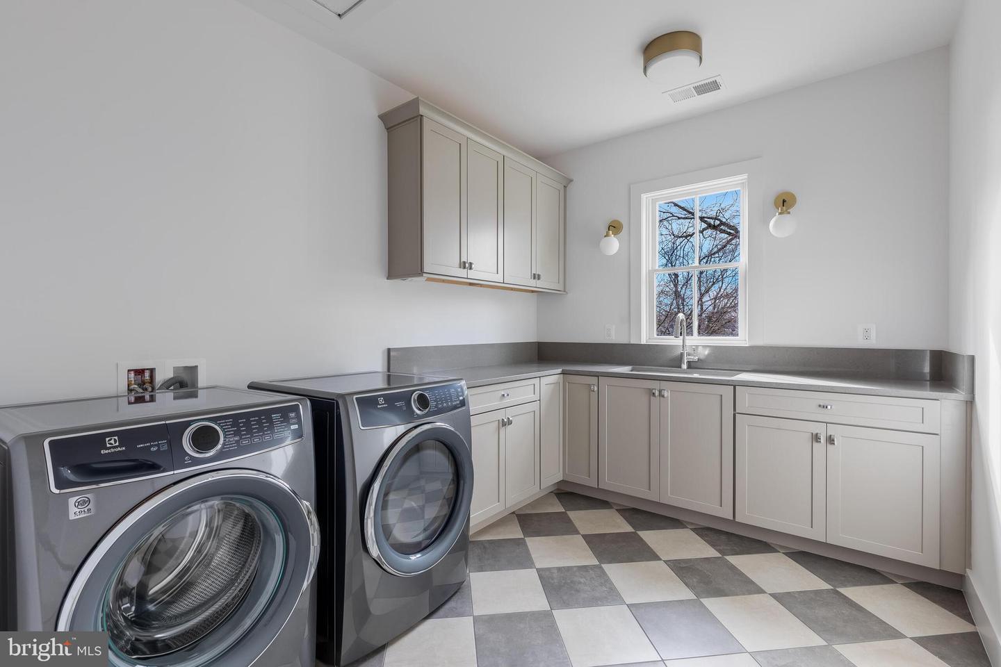 123 TAPAWINGO RD SW, VIENNA, Virginia 22180, 7 Bedrooms Bedrooms, ,6 BathroomsBathrooms,Residential,For sale,123 TAPAWINGO RD SW,VAFX2278862 MLS # VAFX2278862