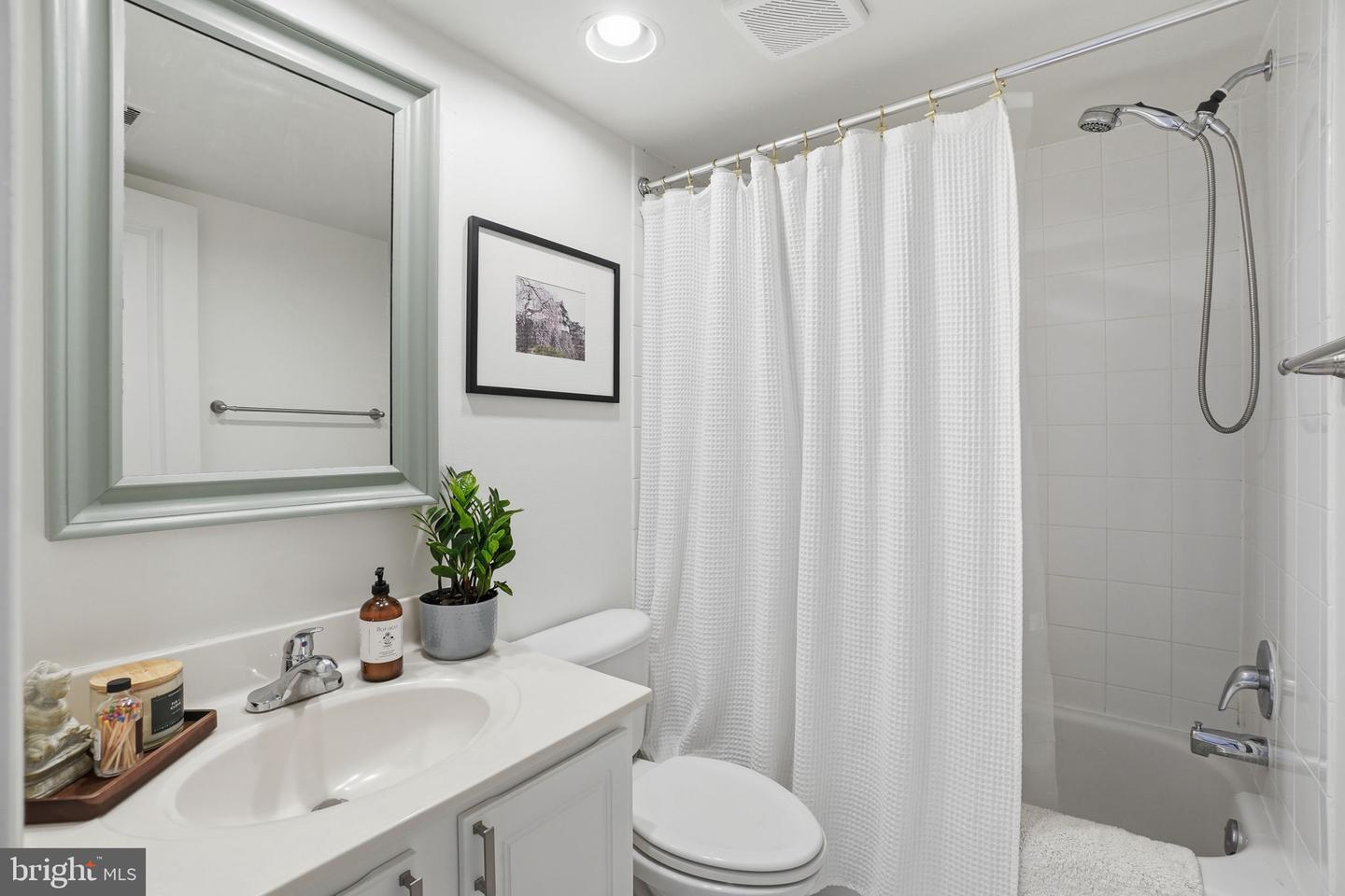 20 15TH ST NE #20, WASHINGTON, District Of Columbia 20002, 1 Bedroom Bedrooms, ,1 BathroomBathrooms,Residential,For sale,20 15TH ST NE #20,DCDC2239922 MLS # DCDC2239922