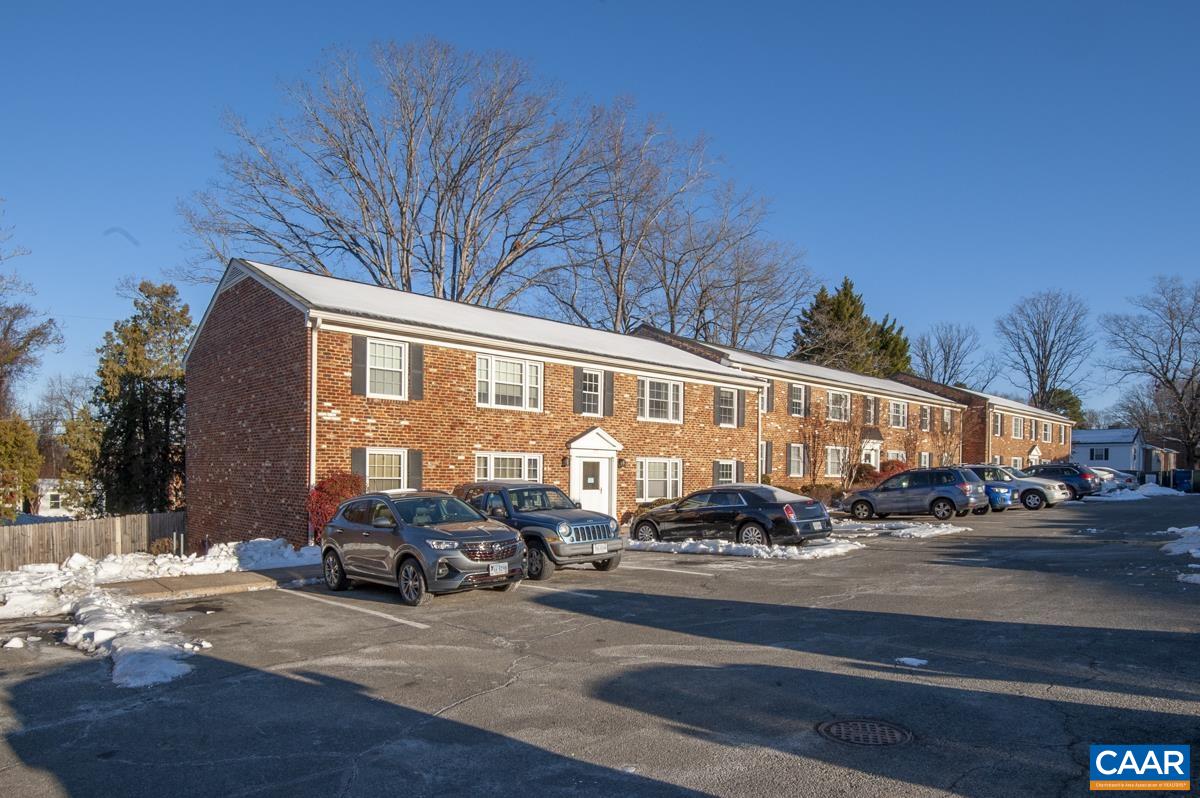 137 HESSIAN HILLS CIR, CHARLOTTESVILLE, Virginia 22901, 2 Bedrooms Bedrooms, ,1 BathroomBathrooms,Residential,137 HESSIAN HILLS CIR,672937 MLS # 672937