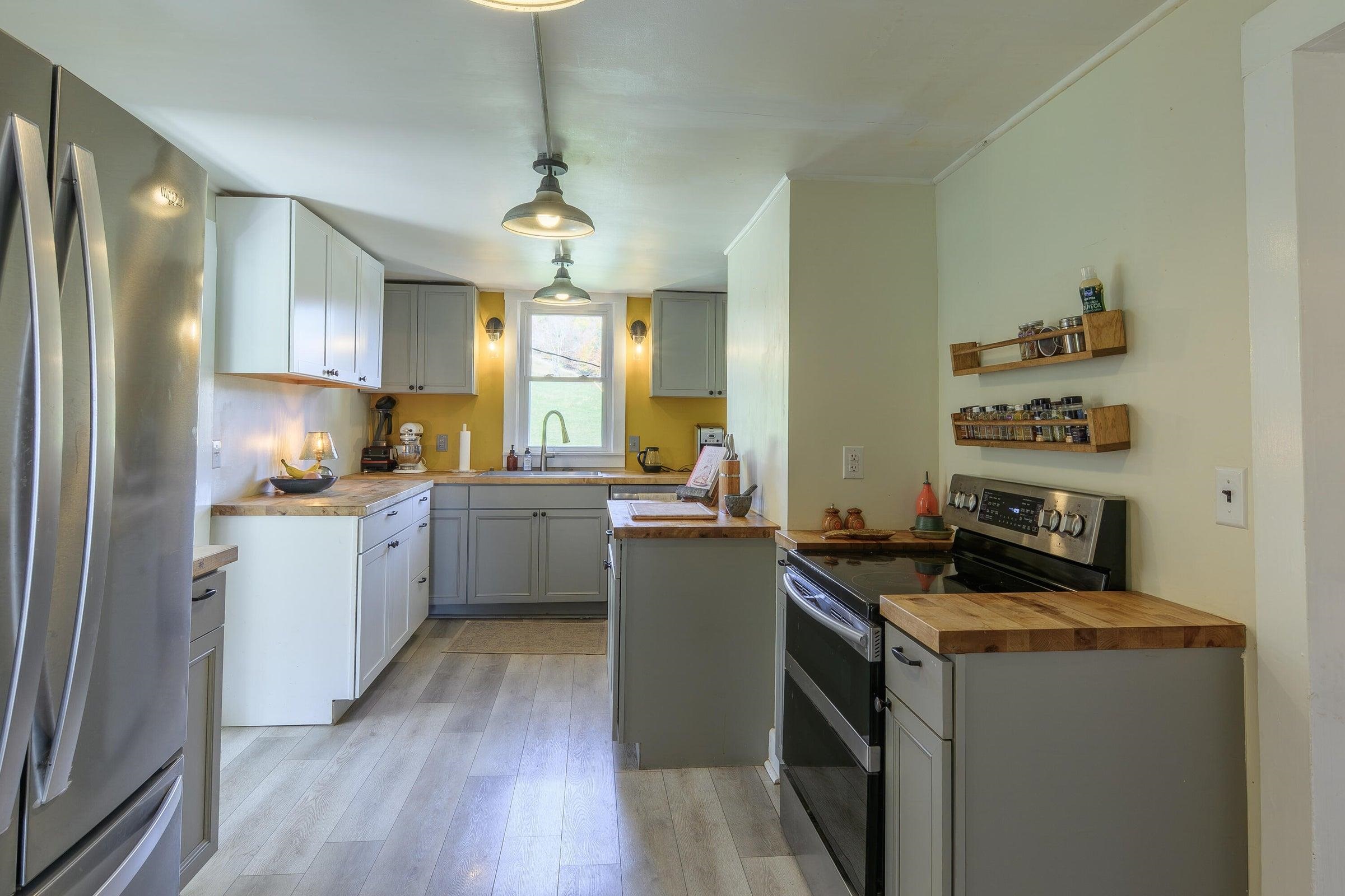 Sweet kitchen, recently renovated.