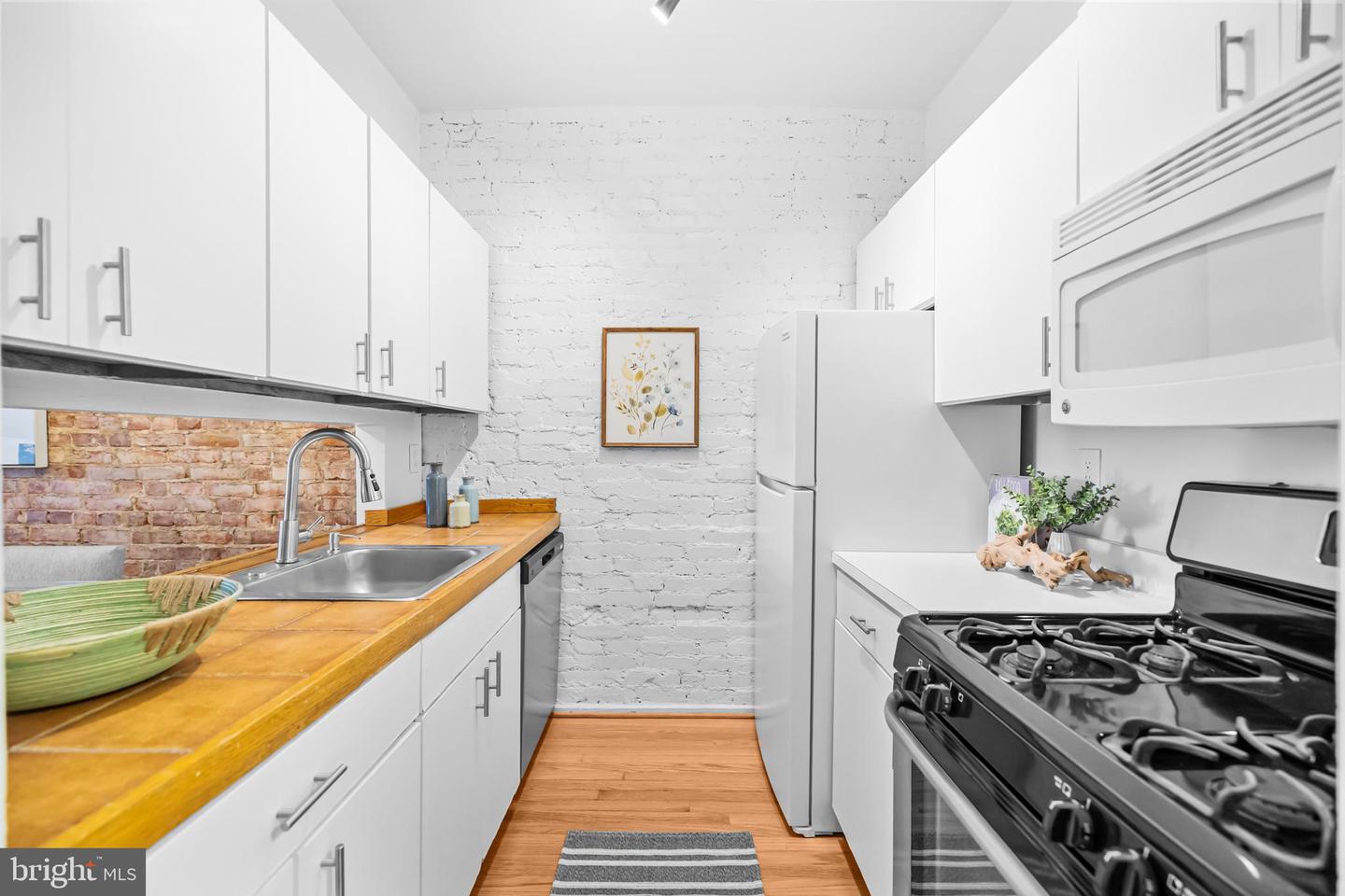 1239 C ST SE #1, WASHINGTON, District Of Columbia 20003, 1 Bedroom Bedrooms, ,1 BathroomBathrooms,Residential,For sale,1239 C ST SE #1,DCDC2241112 MLS # DCDC2241112