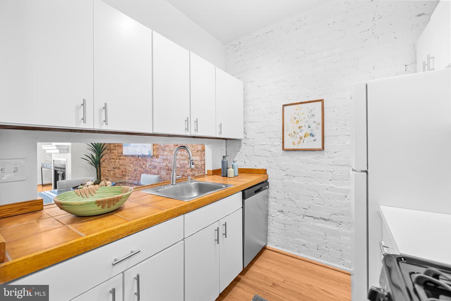 1239 C ST SE #1, WASHINGTON, District Of Columbia 20003, 1 Bedroom Bedrooms, ,1 BathroomBathrooms,Residential,For sale,1239 C ST SE #1,DCDC2241112 MLS # DCDC2241112