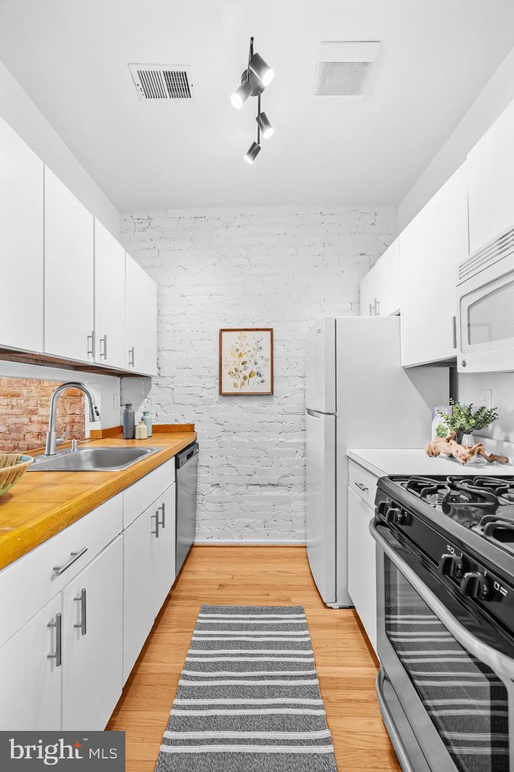 1239 C ST SE #1, WASHINGTON, District Of Columbia 20003, 1 Bedroom Bedrooms, ,1 BathroomBathrooms,Residential,For sale,1239 C ST SE #1,DCDC2241112 MLS # DCDC2241112