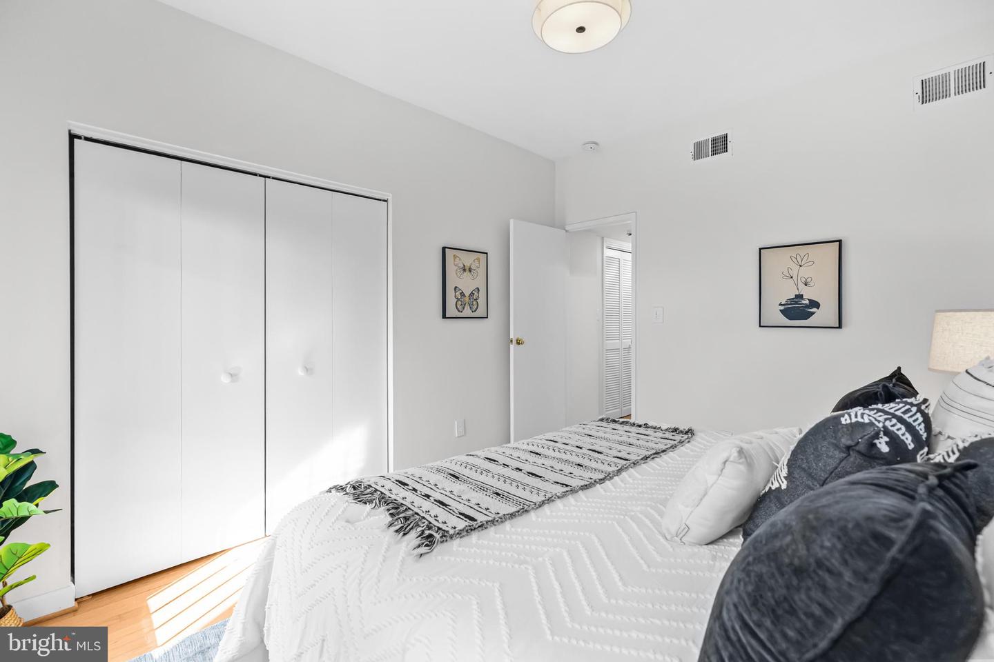 1239 C ST SE #1, WASHINGTON, District Of Columbia 20003, 1 Bedroom Bedrooms, ,1 BathroomBathrooms,Residential,For sale,1239 C ST SE #1,DCDC2241112 MLS # DCDC2241112