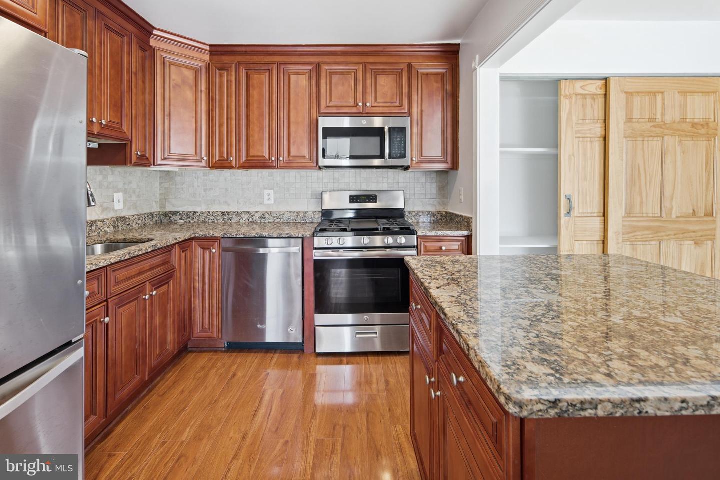 7809 DASSETT #303, ANNANDALE, Virginia 22003, 1 Bedroom Bedrooms, 6 Rooms Rooms,1 BathroomBathrooms,Residential,For sale,7809 DASSETT #303,VAFX2287424 MLS # VAFX2287424