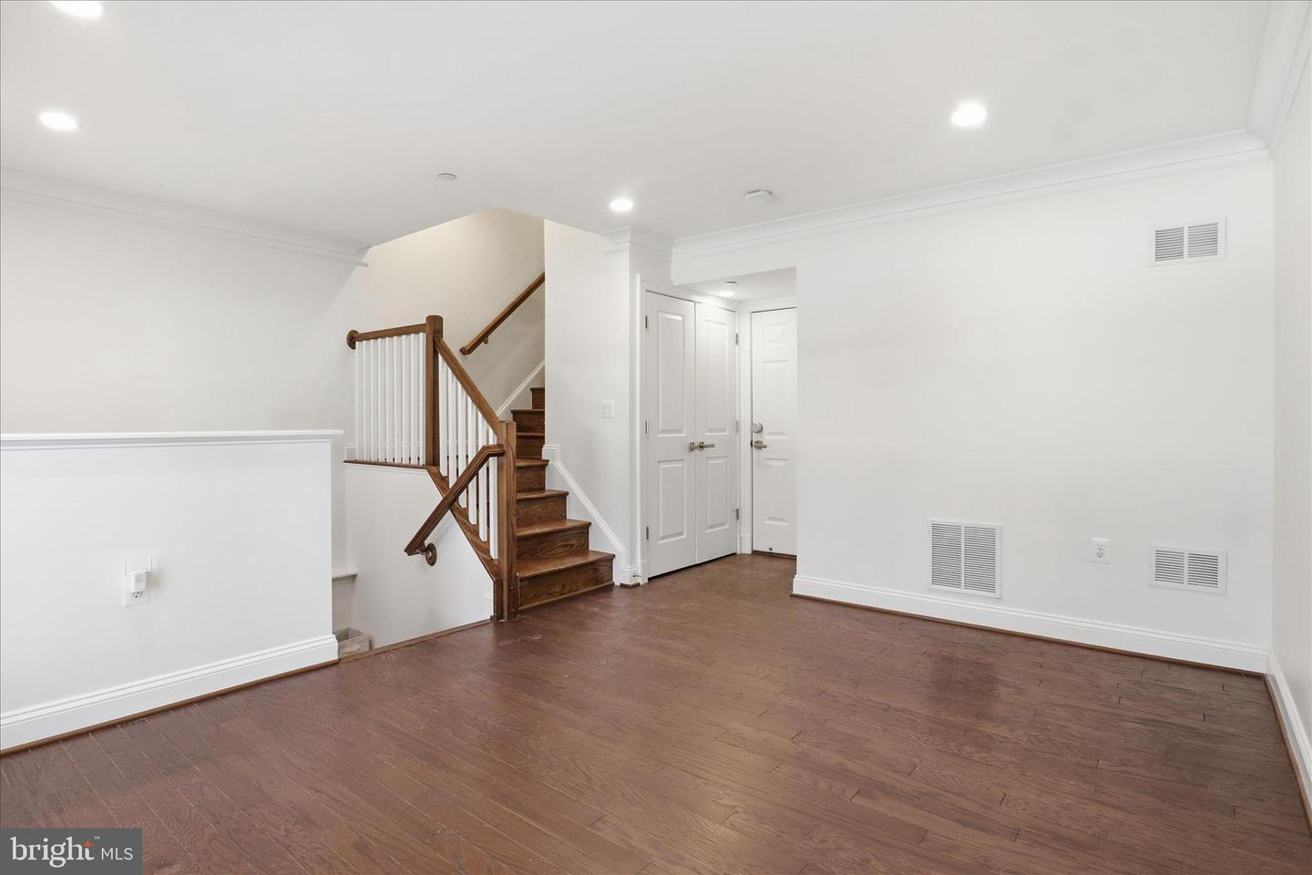 829 N WAKEFIELD ST, ARLINGTON, Virginia 22203, 3 Bedrooms Bedrooms, ,3 BathroomsBathrooms,Residential,For sale,829 N WAKEFIELD ST,VAAR2068354 MLS # VAAR2068354