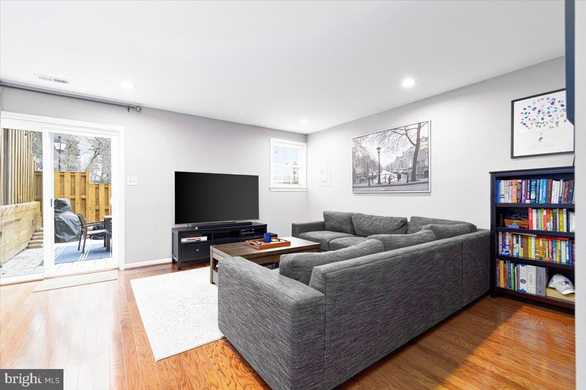 2049 S GLEBE RD, ARLINGTON, Virginia 22204, 3 Bedrooms Bedrooms, ,2 BathroomsBathrooms,Residential,For sale,2049 S GLEBE RD,VAAR2068406 MLS # VAAR2068406