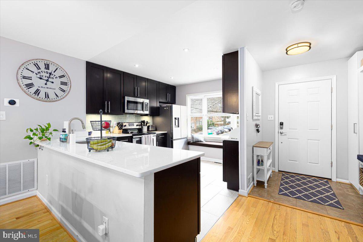 2049 S GLEBE RD, ARLINGTON, Virginia 22204, 3 Bedrooms Bedrooms, ,2 BathroomsBathrooms,Residential,For sale,2049 S GLEBE RD,VAAR2068406 MLS # VAAR2068406