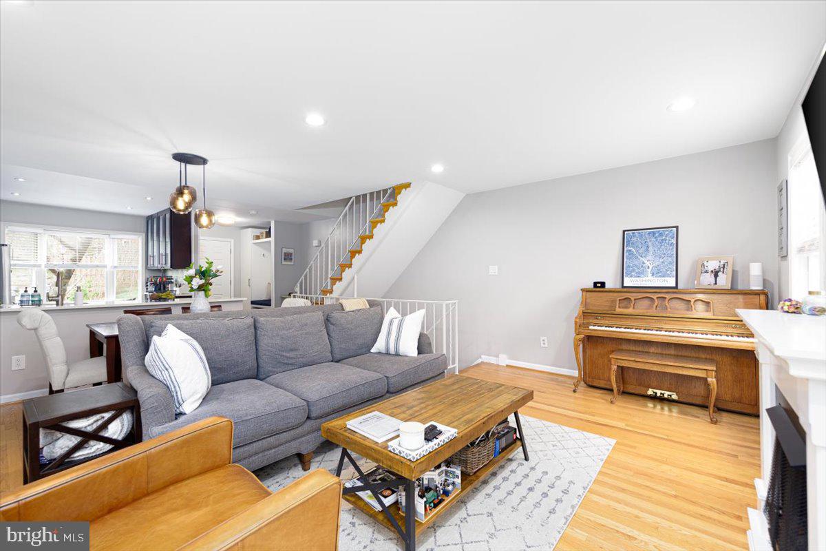 2049 S GLEBE RD, ARLINGTON, Virginia 22204, 3 Bedrooms Bedrooms, ,2 BathroomsBathrooms,Residential,For sale,2049 S GLEBE RD,VAAR2068406 MLS # VAAR2068406