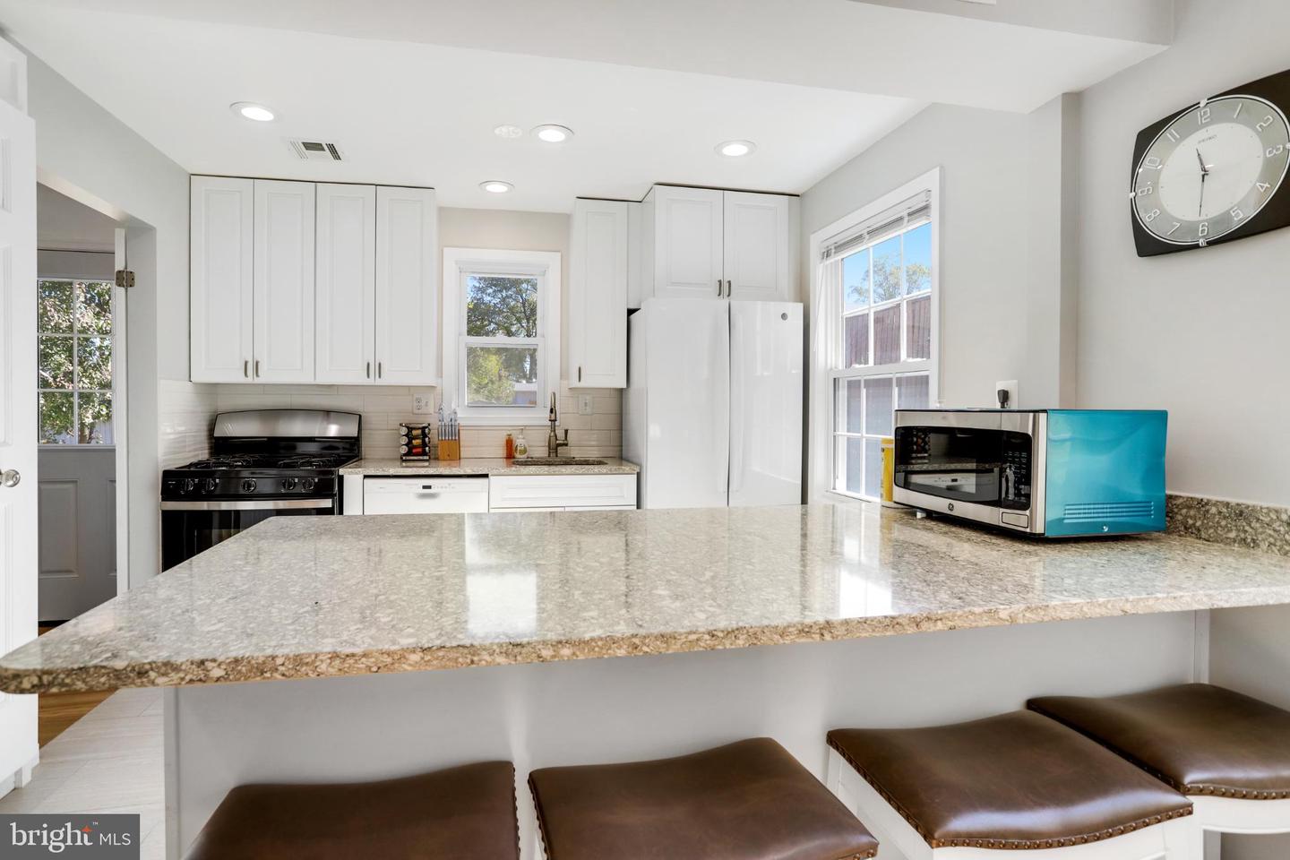 6908 BARRETT, FALLS CHURCH, Virginia 22042, 3 Bedrooms Bedrooms, 8 Rooms Rooms,2 BathroomsBathrooms,Residential,For sale,6908 BARRETT,VAFX2274118 MLS # VAFX2274118