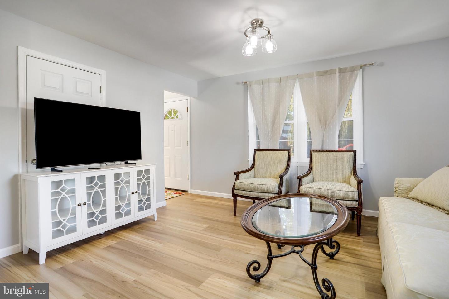 6908 BARRETT, FALLS CHURCH, Virginia 22042, 3 Bedrooms Bedrooms, 8 Rooms Rooms,2 BathroomsBathrooms,Residential,For sale,6908 BARRETT,VAFX2274118 MLS # VAFX2274118