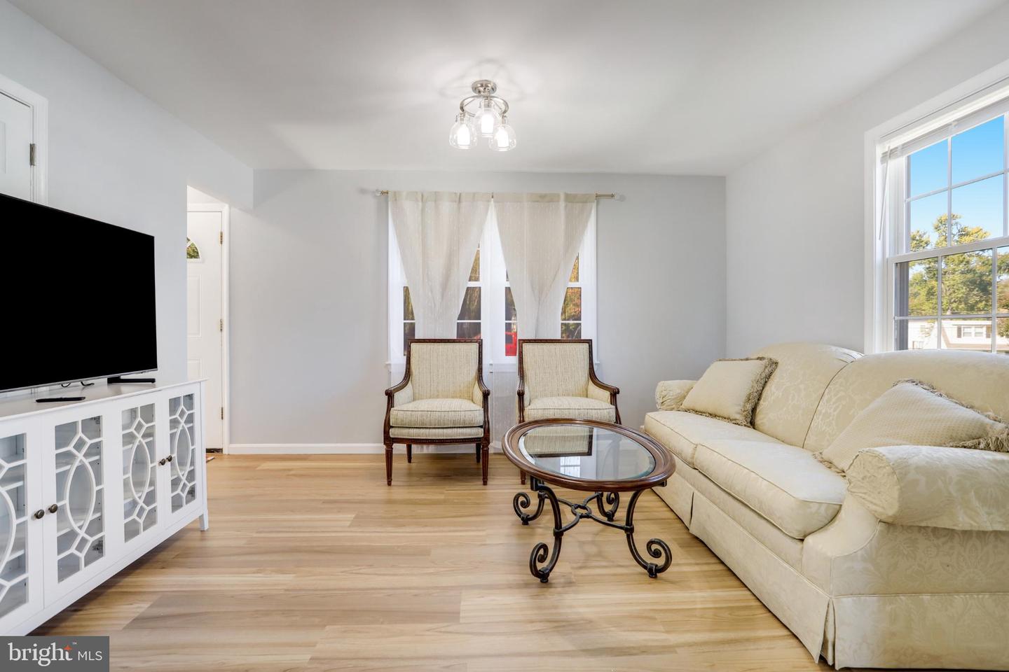 6908 BARRETT, FALLS CHURCH, Virginia 22042, 3 Bedrooms Bedrooms, 8 Rooms Rooms,2 BathroomsBathrooms,Residential,For sale,6908 BARRETT,VAFX2274118 MLS # VAFX2274118