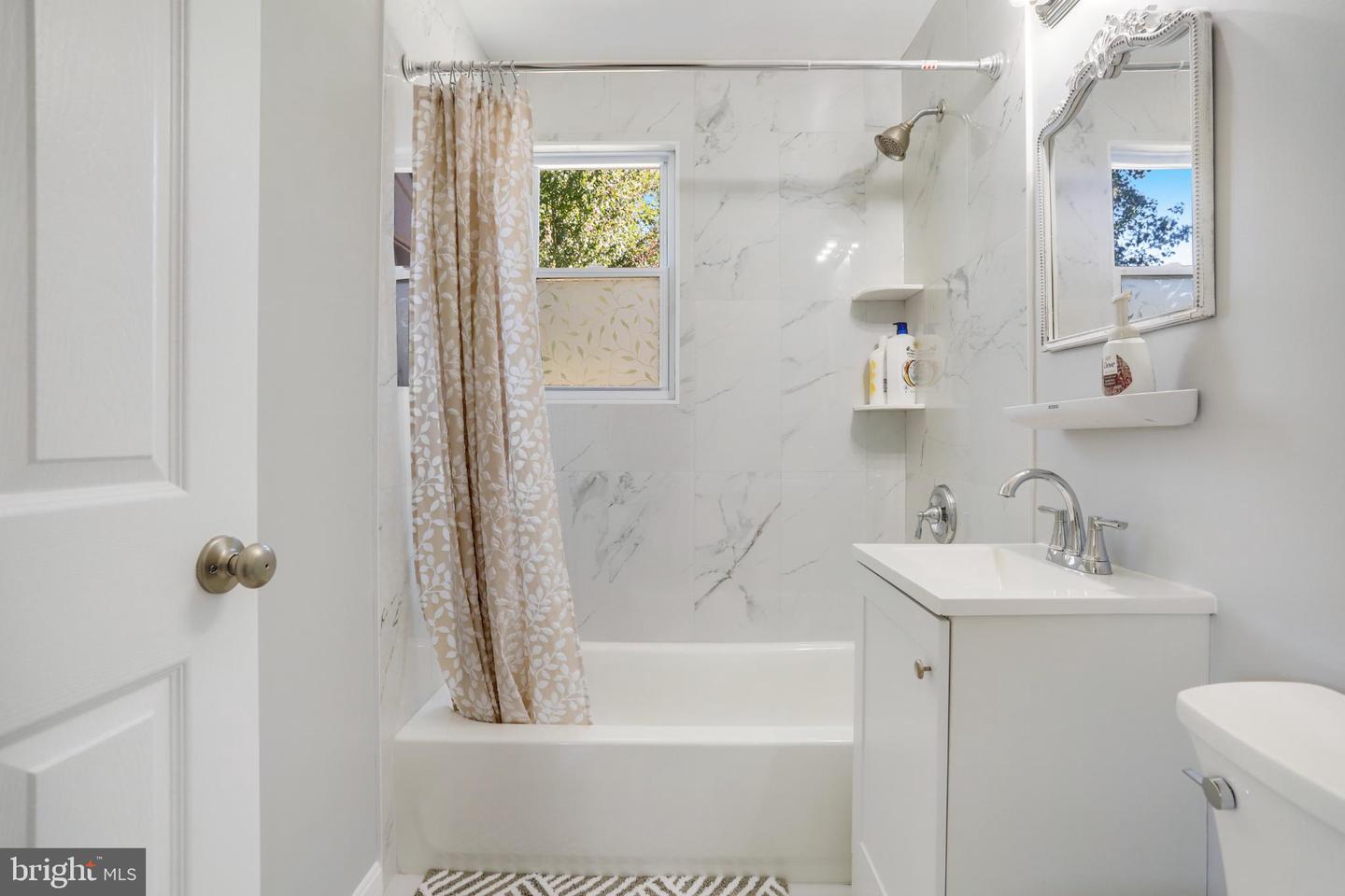 6908 BARRETT, FALLS CHURCH, Virginia 22042, 3 Bedrooms Bedrooms, 8 Rooms Rooms,2 BathroomsBathrooms,Residential,For sale,6908 BARRETT,VAFX2274118 MLS # VAFX2274118