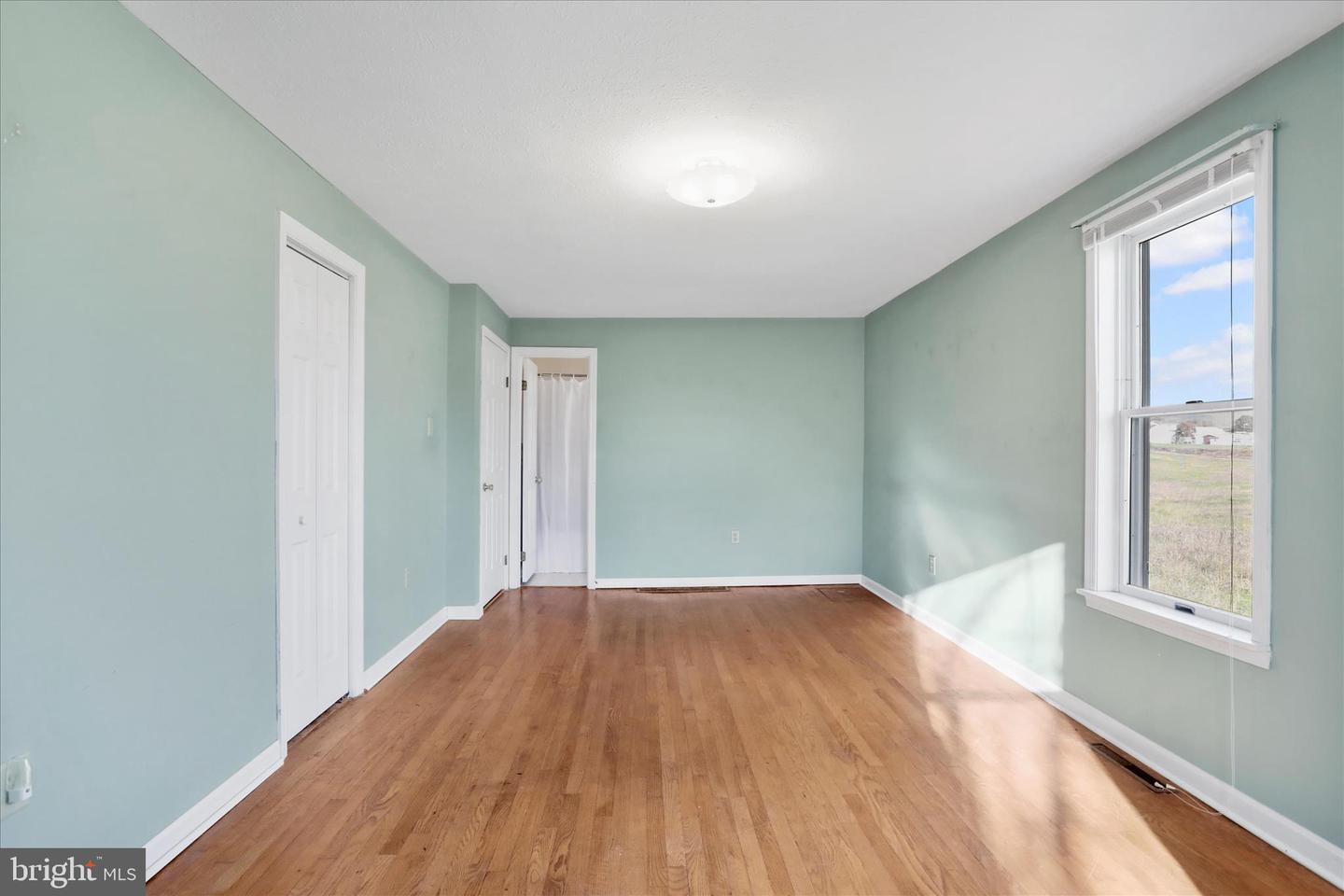 80 HONEYSUCKLE AVE, WOODSTOCK, Virginia 22664, 2 Bedrooms Bedrooms, 8 Rooms Rooms,2 BathroomsBathrooms,Residential,For sale,80 HONEYSUCKLE AVE,VASH2012922 MLS # VASH2012922