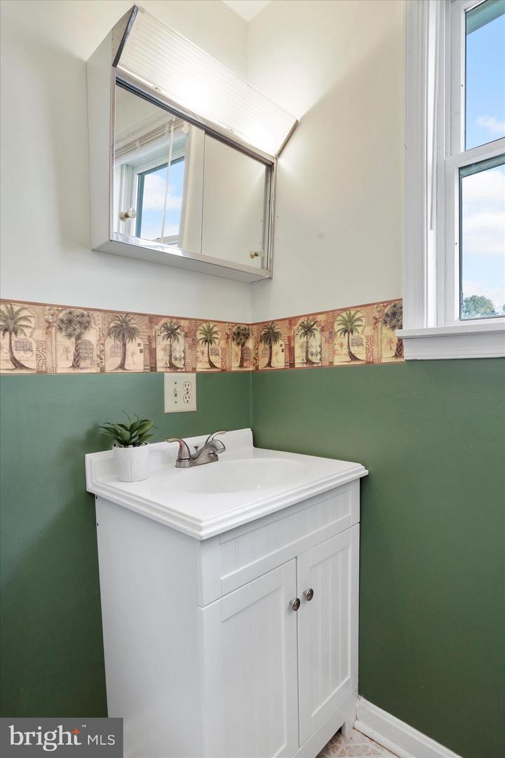 80 HONEYSUCKLE AVE, WOODSTOCK, Virginia 22664, 2 Bedrooms Bedrooms, 8 Rooms Rooms,2 BathroomsBathrooms,Residential,For sale,80 HONEYSUCKLE AVE,VASH2012922 MLS # VASH2012922