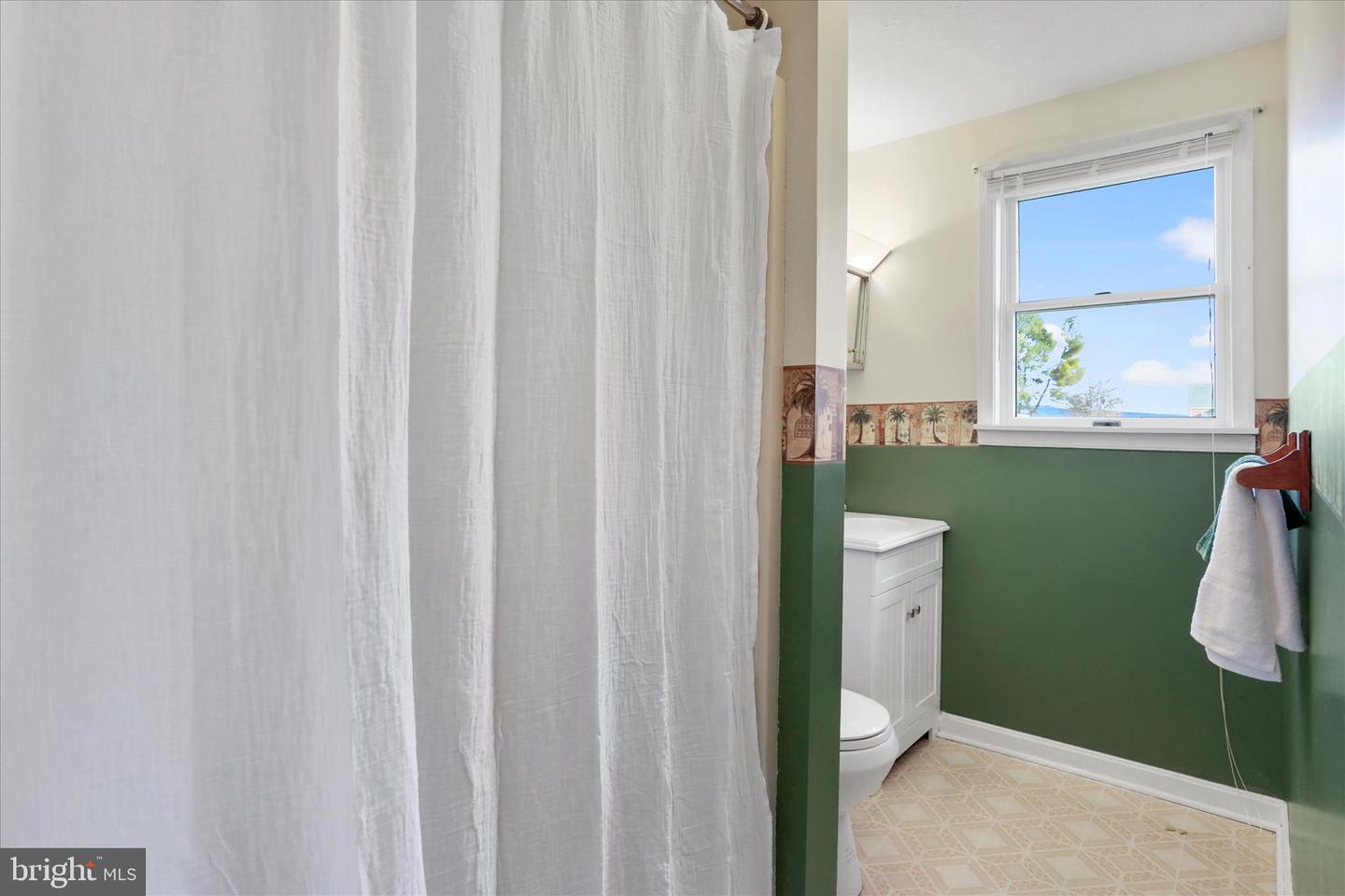 80 HONEYSUCKLE AVE, WOODSTOCK, Virginia 22664, 2 Bedrooms Bedrooms, 8 Rooms Rooms,2 BathroomsBathrooms,Residential,For sale,80 HONEYSUCKLE AVE,VASH2012922 MLS # VASH2012922