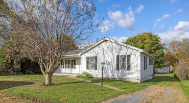 80 HONEYSUCKLE AVE, WOODSTOCK, Virginia 22664, 2 Bedrooms Bedrooms, 8 Rooms Rooms,2 BathroomsBathrooms,Residential,For sale,80 HONEYSUCKLE AVE,VASH2012922 MLS # VASH2012922